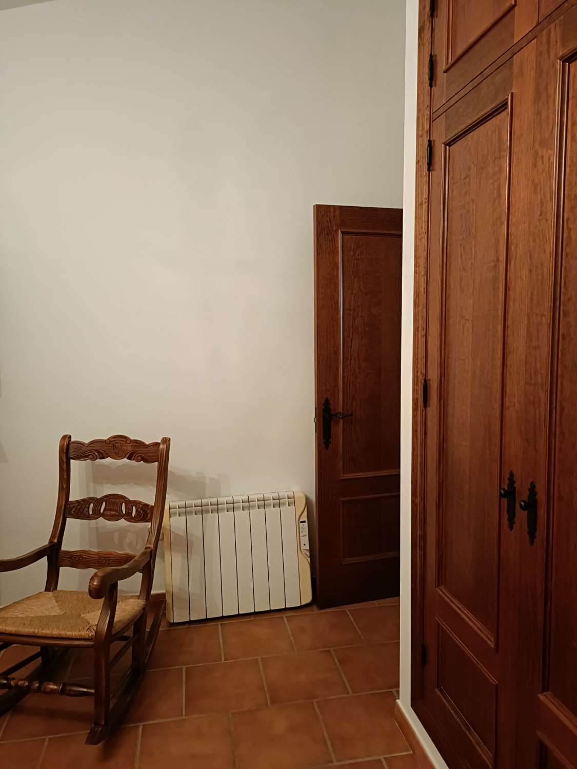 SE ALQUILA HASTA 26.3.26 CHALET INDIVIDUAL EN LA SIERRA ZONA EL PALO (MALAGA)