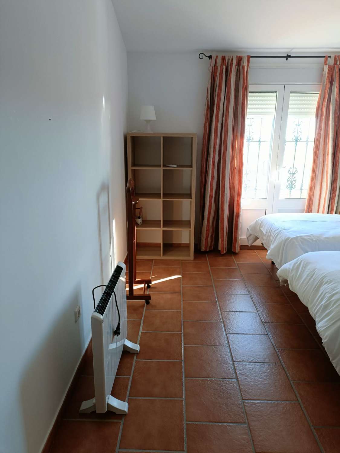 SE ALQUILA HASTA 26.3.26 CHALET INDIVIDUAL EN LA SIERRA ZONA EL PALO (MALAGA)