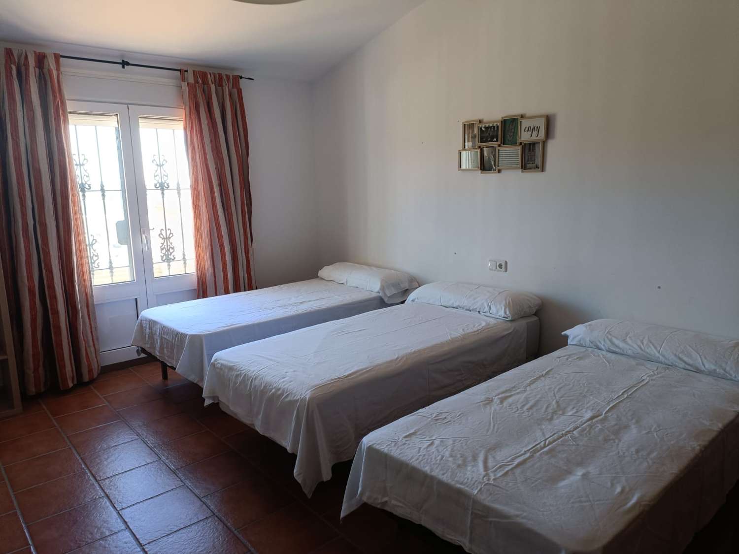 SE ALQUILA HASTA 26.3.26 CHALET INDIVIDUAL EN LA SIERRA ZONA EL PALO (MALAGA)