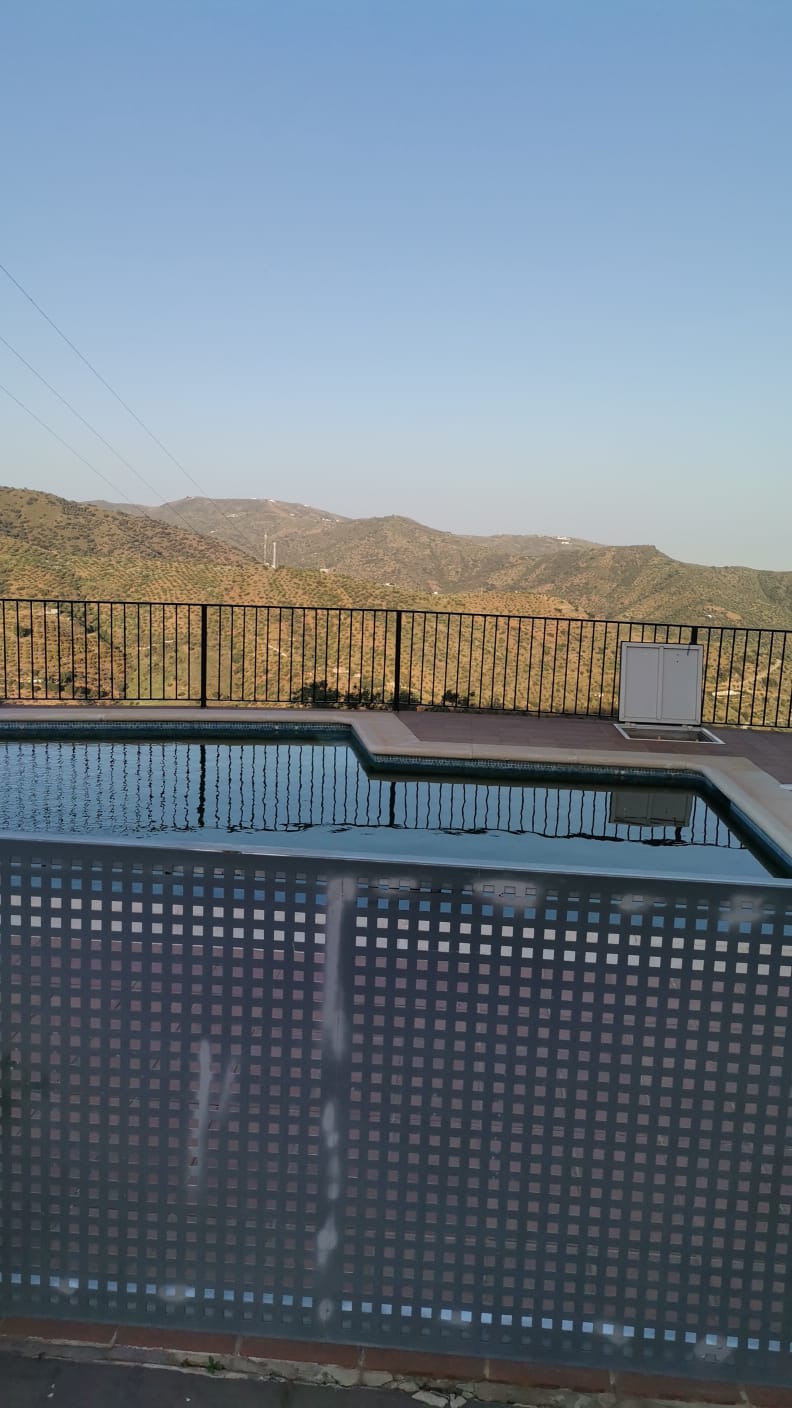 SE ALQUILA HASTA 26.3.26 CHALET INDIVIDUAL EN LA SIERRA ZONA EL PALO (MALAGA)