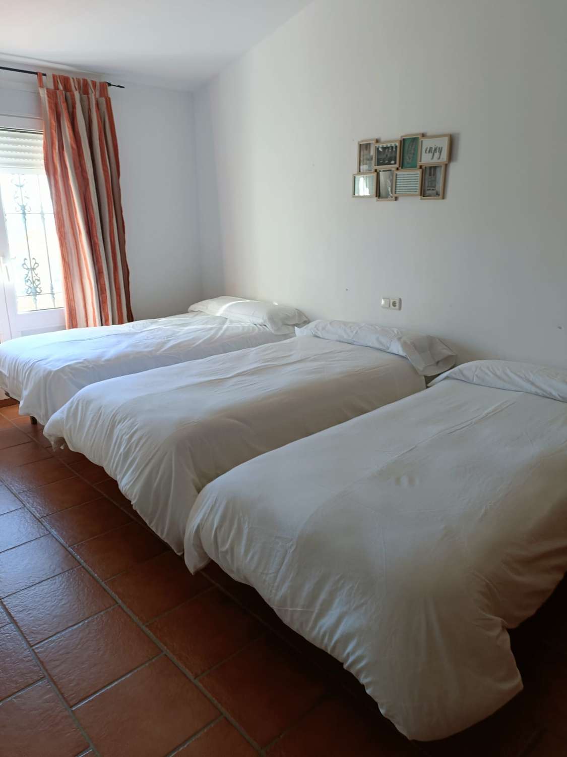 SE ALQUILA HASTA 26.3.26 CHALET INDIVIDUAL EN LA SIERRA ZONA EL PALO (MALAGA)