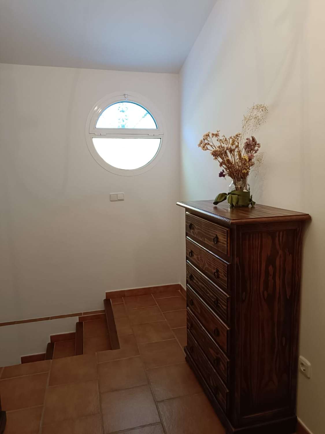 SE ALQUILA HASTA 26.3.26 CHALET INDIVIDUAL EN LA SIERRA ZONA EL PALO (MALAGA)