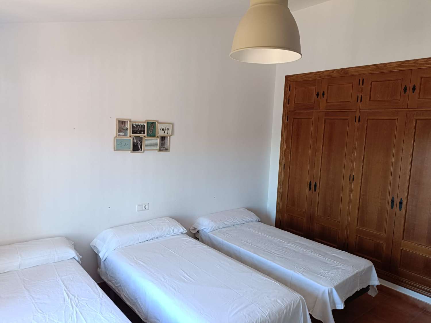 SE ALQUILA HASTA 26.3.26 CHALET INDIVIDUAL EN LA SIERRA ZONA EL PALO (MALAGA)