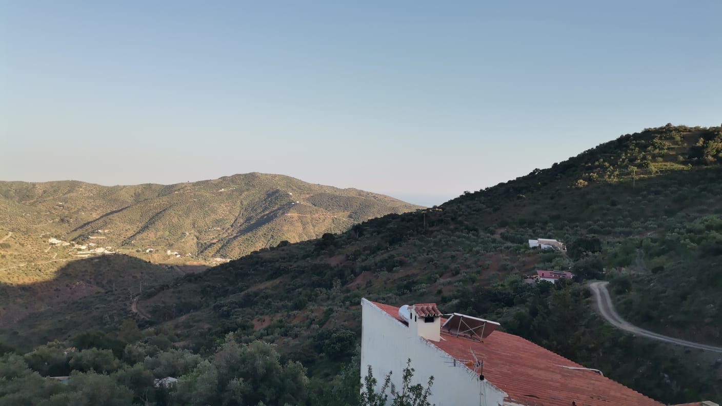 SE ALQUILA HASTA 26.3.26 CHALET INDIVIDUAL EN LA SIERRA ZONA EL PALO (MALAGA)