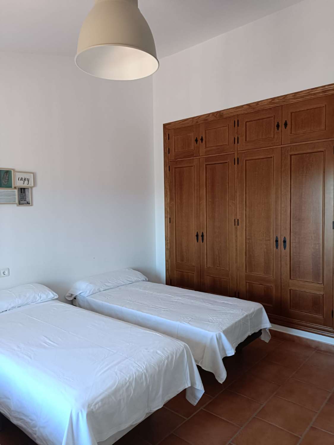 SE ALQUILA HASTA 26.3.26 CHALET INDIVIDUAL EN LA SIERRA ZONA EL PALO (MALAGA)