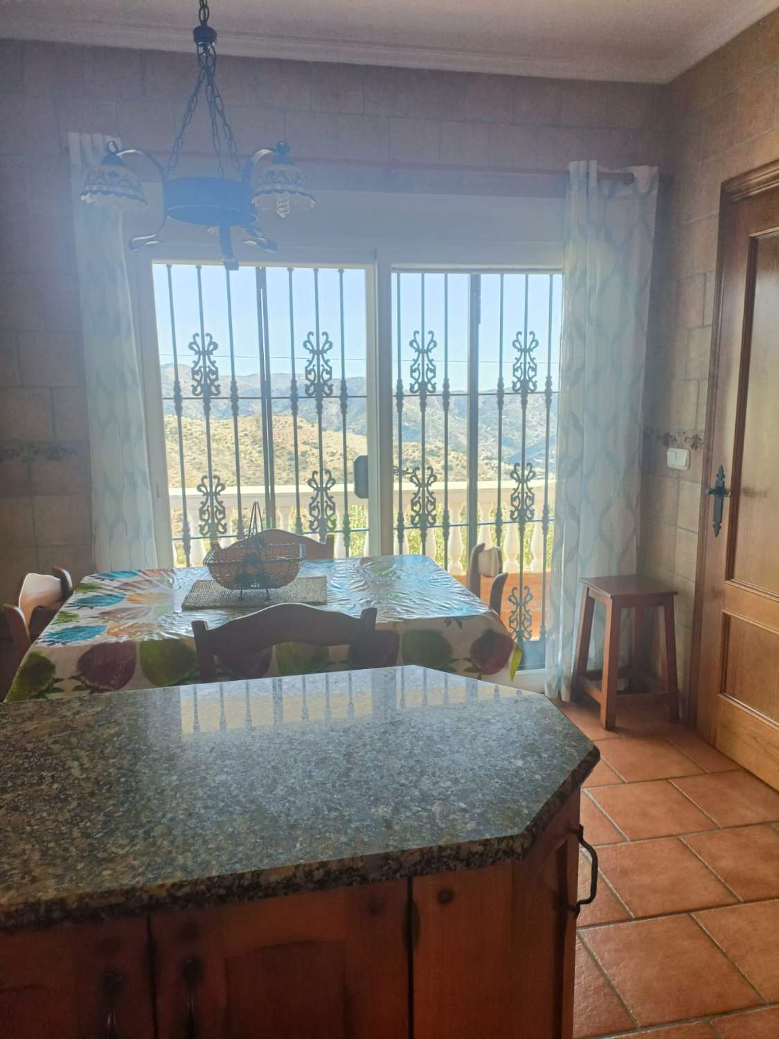 SE ALQUILA HASTA 26.3.26 CHALET INDIVIDUAL EN LA SIERRA ZONA EL PALO (MALAGA)