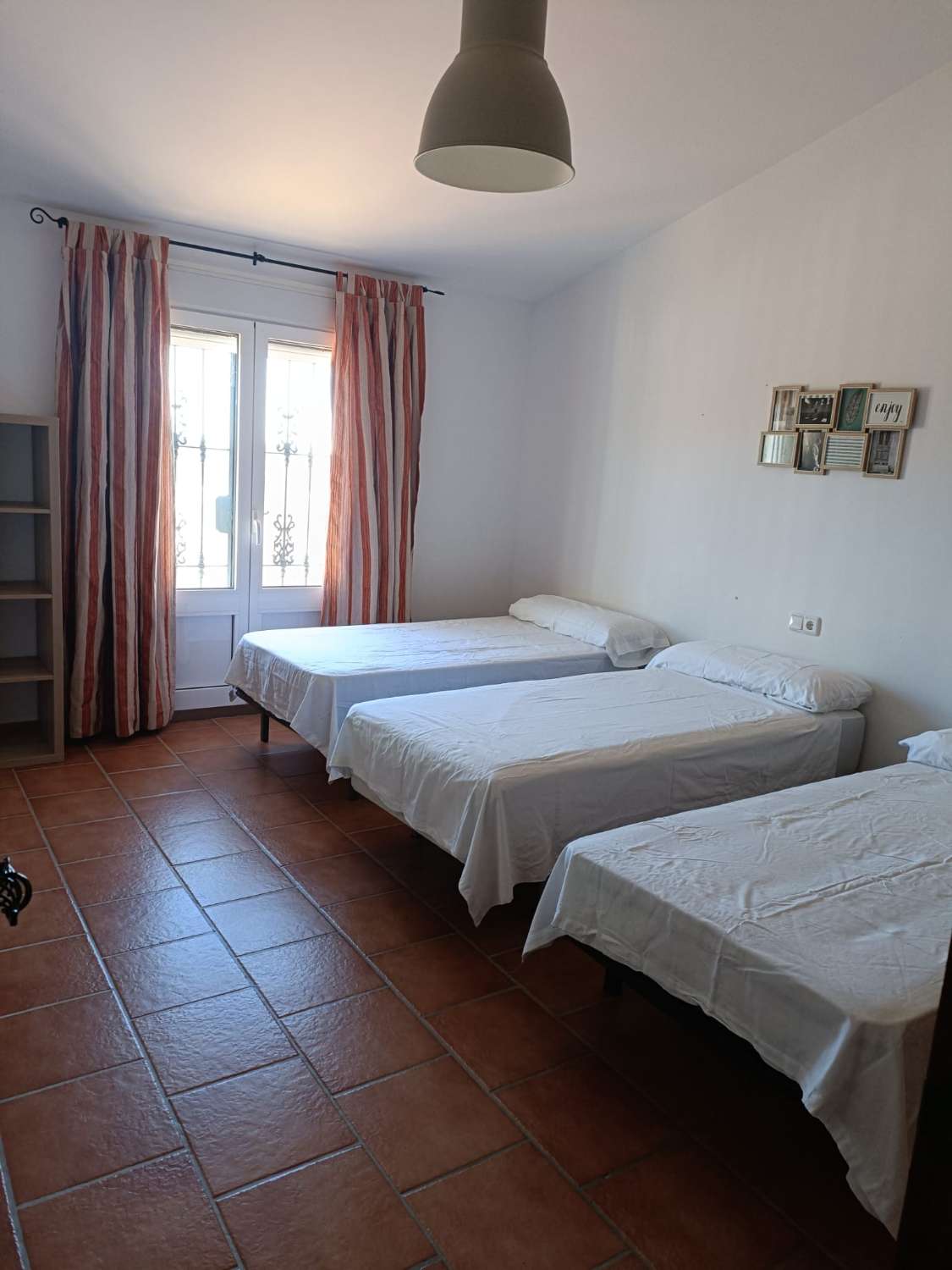 SE ALQUILA HASTA 26.3.26 CHALET INDIVIDUAL EN LA SIERRA ZONA EL PALO (MALAGA)