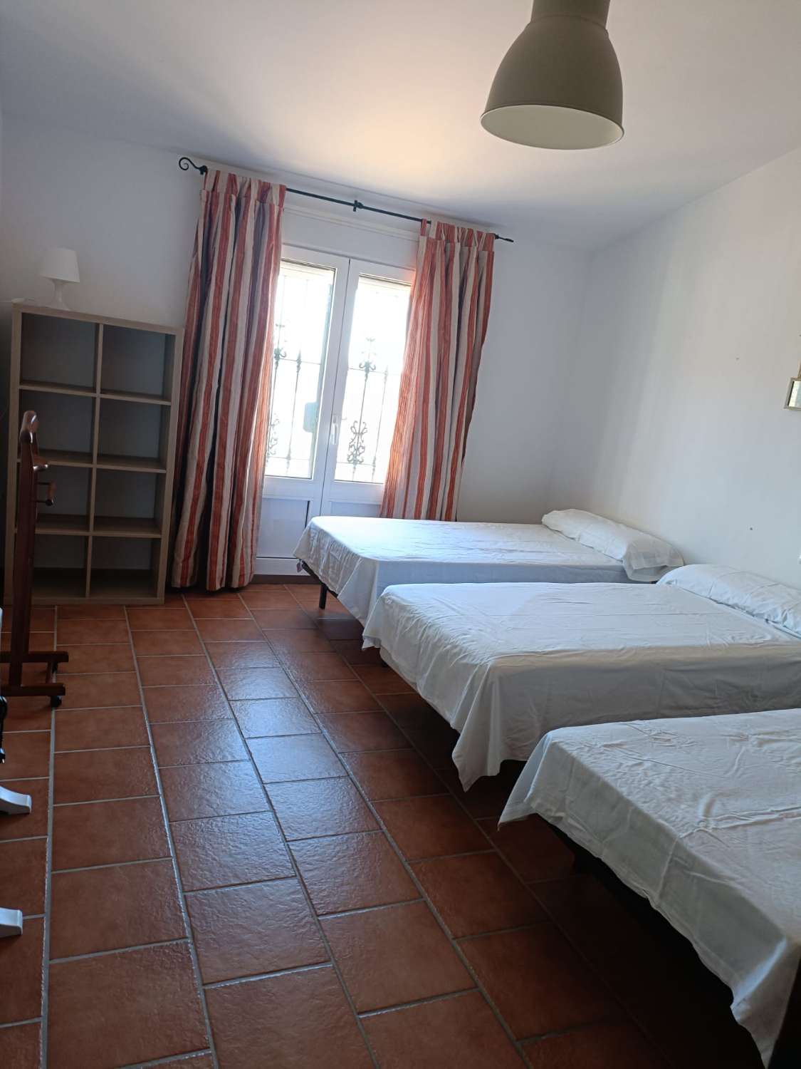 SE ALQUILA HASTA 26.3.26 CHALET INDIVIDUAL EN LA SIERRA ZONA EL PALO (MALAGA)