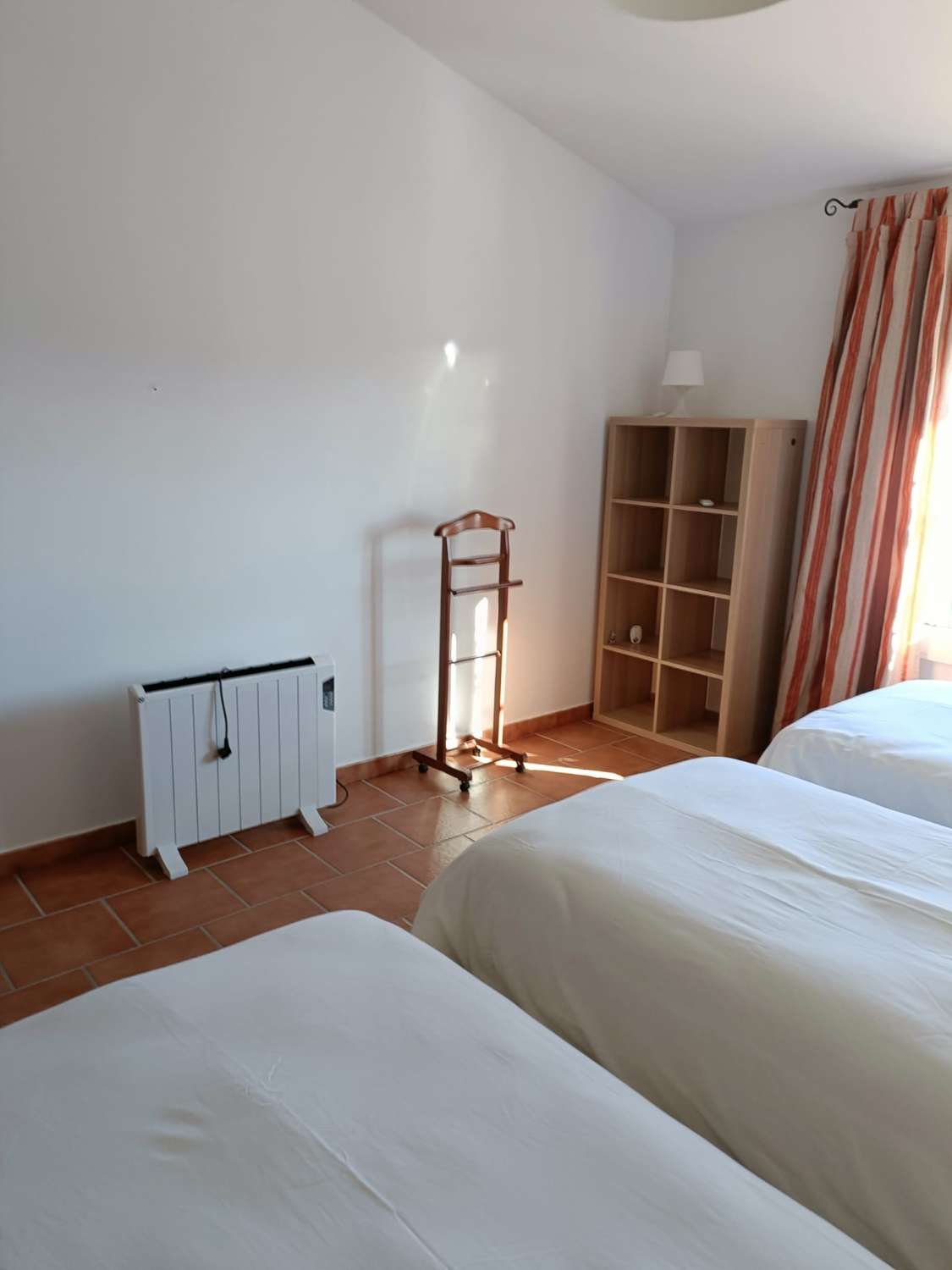 SE ALQUILA HASTA 26.3.26 CHALET INDIVIDUAL EN LA SIERRA ZONA EL PALO (MALAGA)