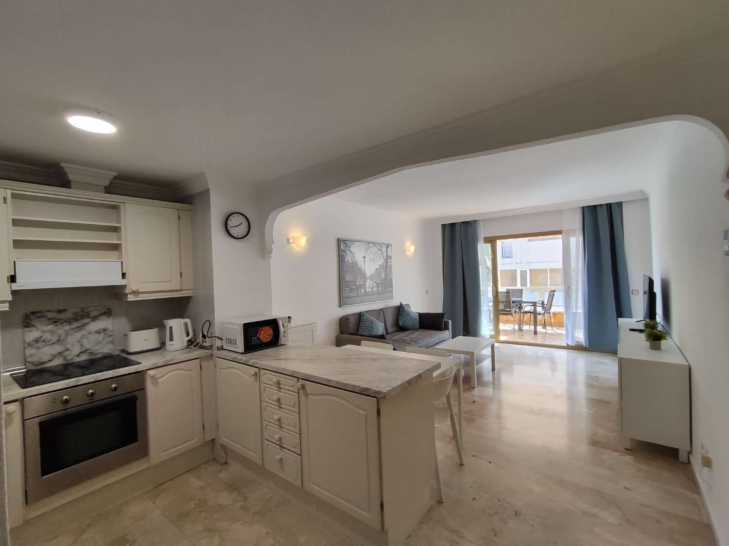 SE ALQUILA DESDE 1.9.26 - 30.6..27 MAGNIFICO APARTAMENTO CON VISTAS AL MAR EN FUENGIROLA