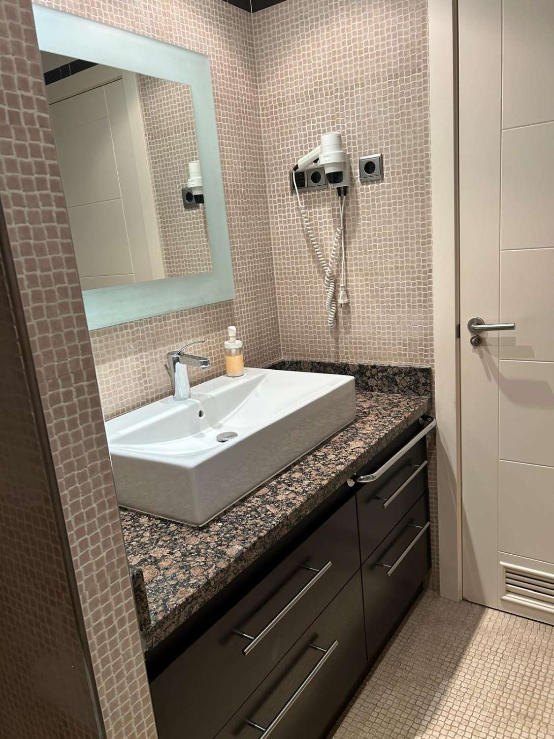 SE ALQUILA DESDE  17/03/2026 - 30/06/2026  y DE  1.10.26-20.12.26 y DE 16.1.27-30.6.27  PRECIOSO APARTAMENTO CON VISTAS AL MAR EN BENALMADENA COSTA