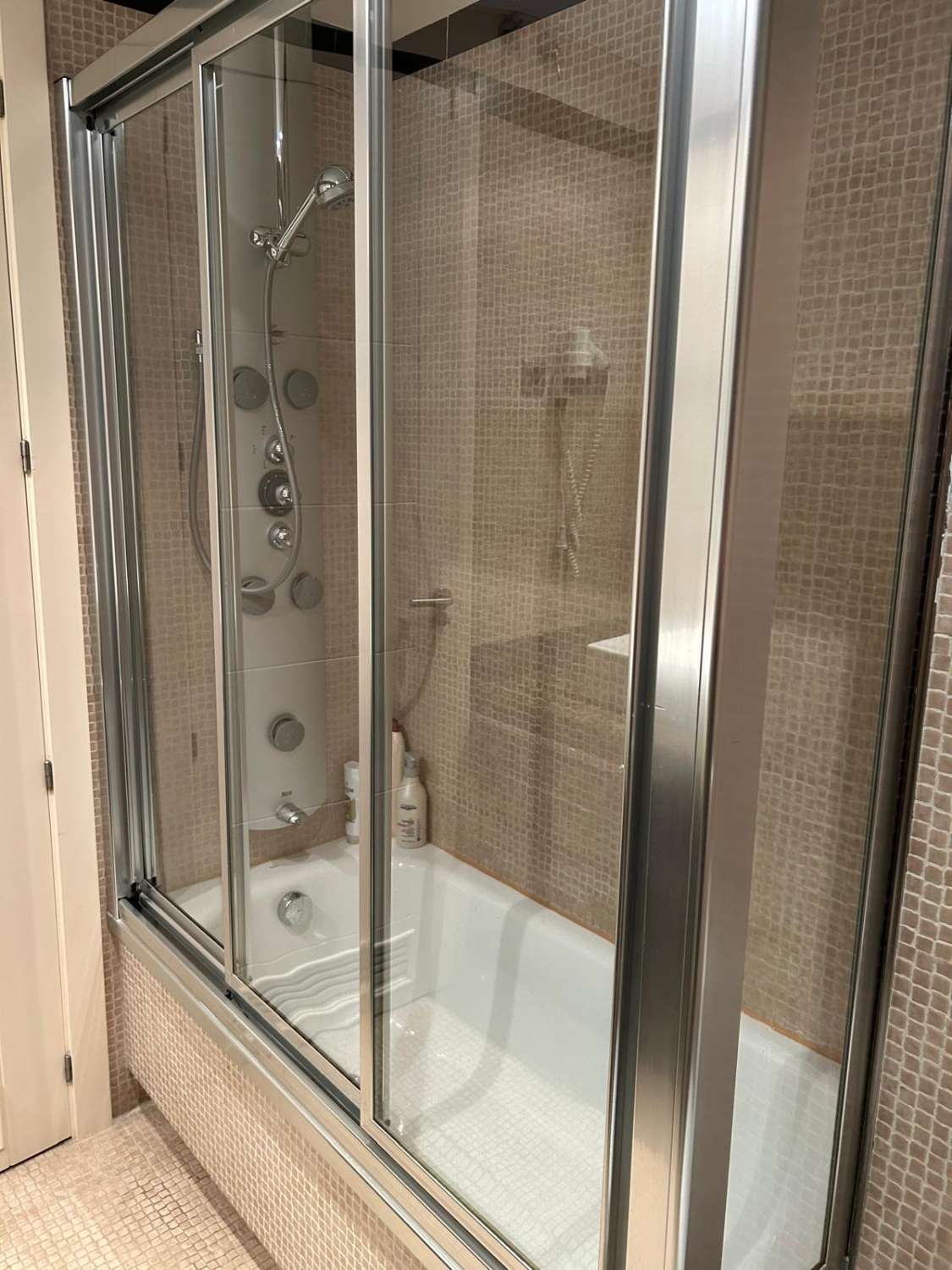 SE ALQUILA DESDE  17/03/2026 - 30/06/2026  y DE  1.10.26-20.12.26 y DE 16.1.27-30.6.27  PRECIOSO APARTAMENTO CON VISTAS AL MAR EN BENALMADENA COSTA