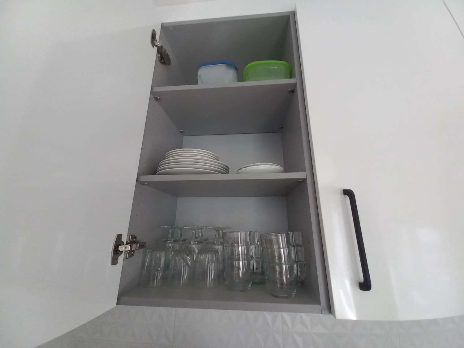 SE ALQUILA DESDE 1.9.26-30.6.27  BONITO APARTAMENTO EN 2ª LINEA DE PLAYA CON VISTAS AL MAR EN BENALMADENA