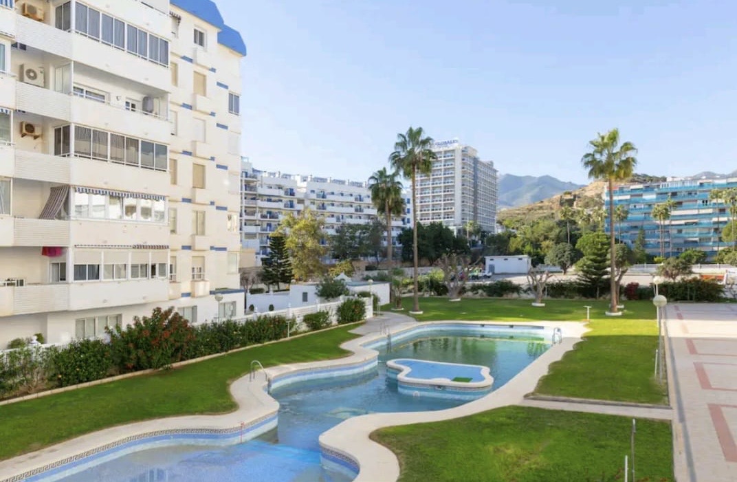 SE ALQUILA DESDE 1.9.26-30.6.27  BONITO APARTAMENTO EN 2ª LINEA DE PLAYA CON VISTAS AL MAR EN BENALMADENA