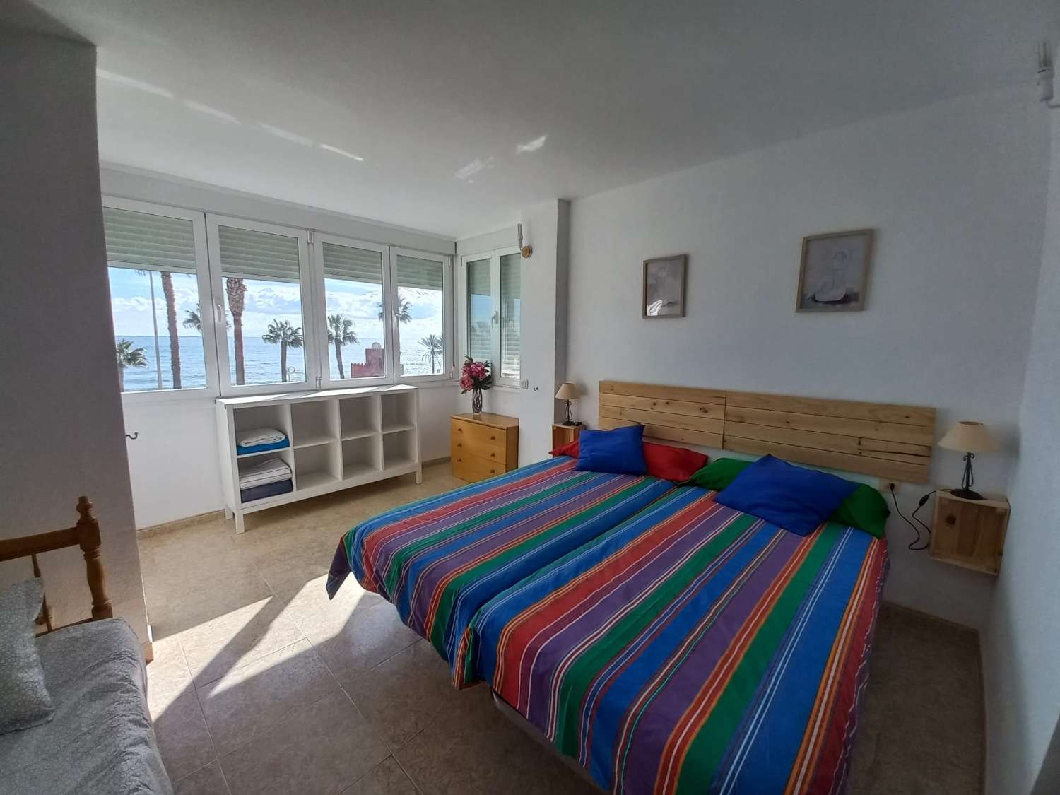 SE ALQUILA DESDE 1.9.26-30.6.27  BONITO APARTAMENTO EN 2ª LINEA DE PLAYA CON VISTAS AL MAR EN BENALMADENA