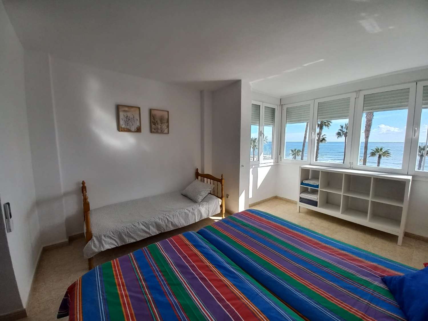 SE ALQUILA DESDE 1.9.26-30.6.27  BONITO APARTAMENTO EN 2ª LINEA DE PLAYA CON VISTAS AL MAR EN BENALMADENA