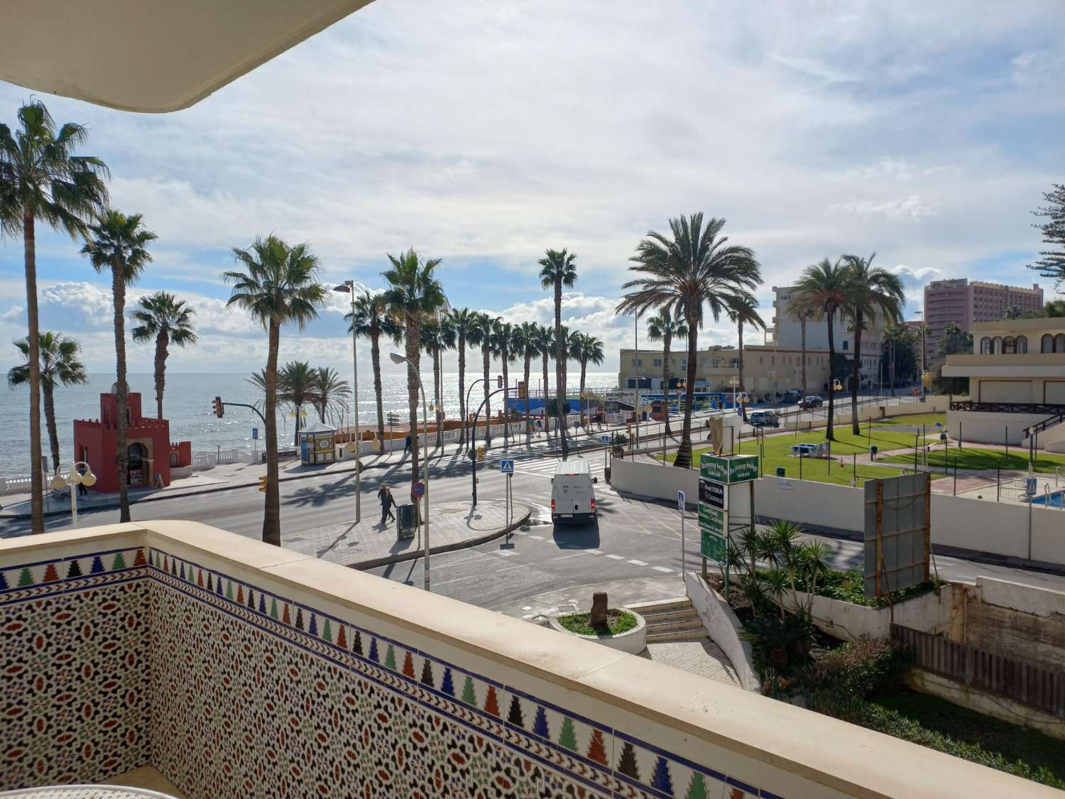 SE ALQUILA DESDE 1.9.26-30.6.27  BONITO APARTAMENTO EN 2ª LINEA DE PLAYA CON VISTAS AL MAR EN BENALMADENA