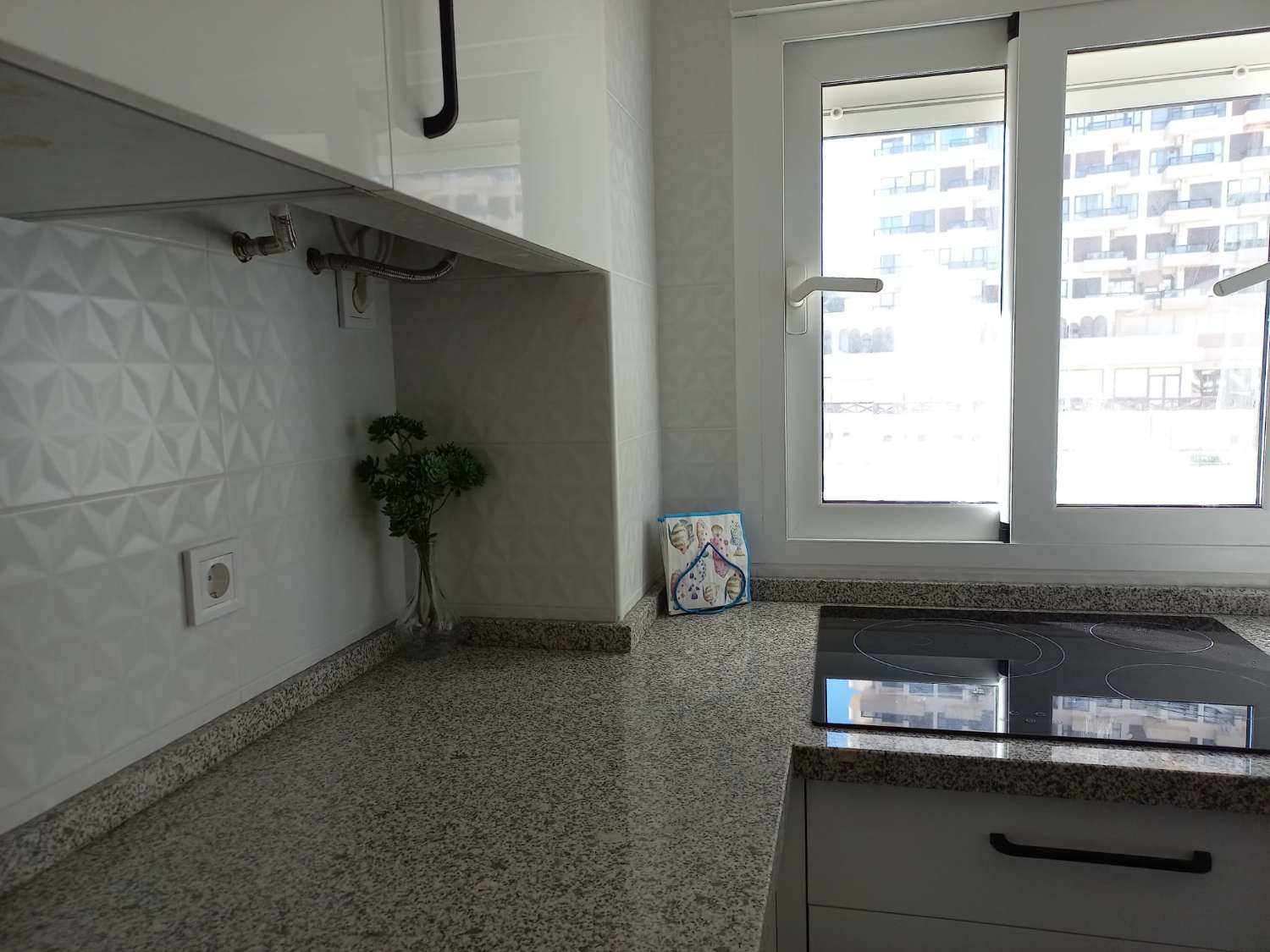 SE ALQUILA DESDE 1.9.26-30.6.27  BONITO APARTAMENTO EN 2ª LINEA DE PLAYA CON VISTAS AL MAR EN BENALMADENA