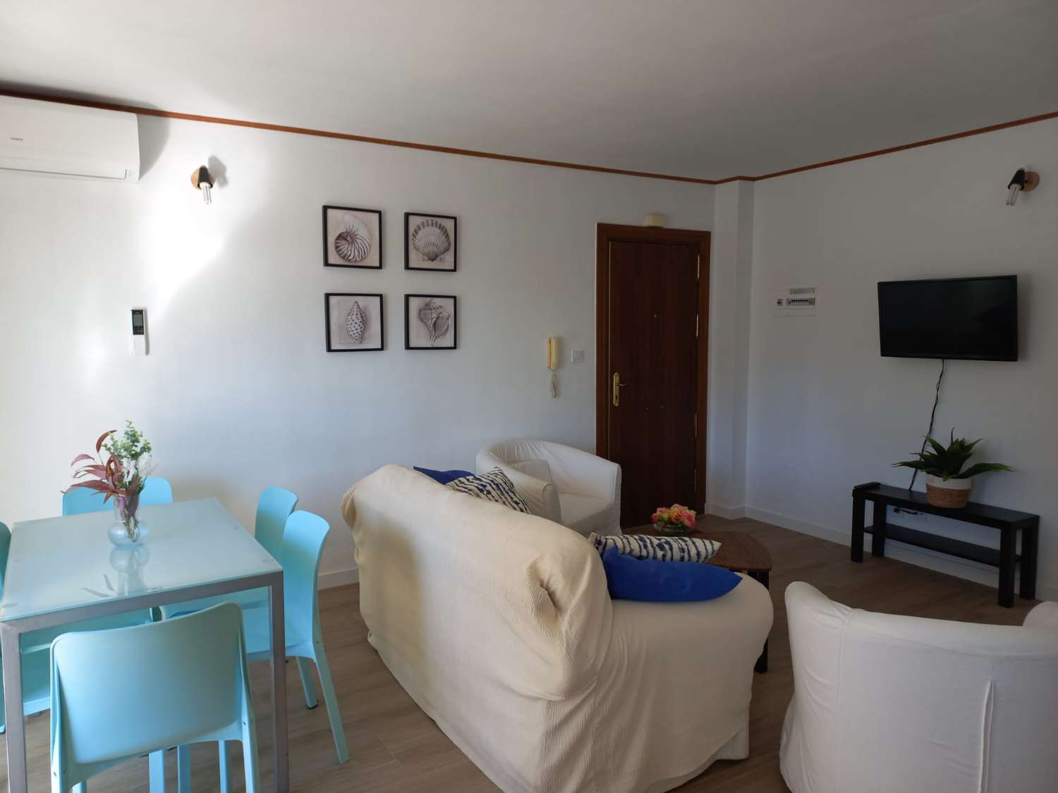 SE ALQUILA DESDE 1.9.26-30.6.27  BONITO APARTAMENTO EN 2ª LINEA DE PLAYA CON VISTAS AL MAR EN BENALMADENA