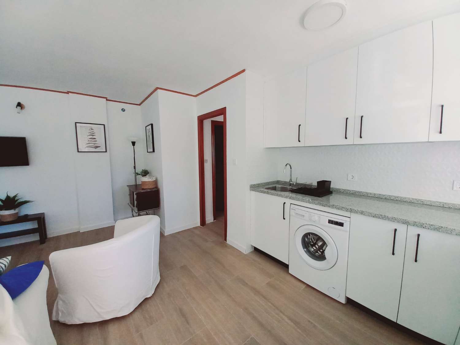 SE ALQUILA DESDE 1.9.26-30.6.27  BONITO APARTAMENTO EN 2ª LINEA DE PLAYA CON VISTAS AL MAR EN BENALMADENA