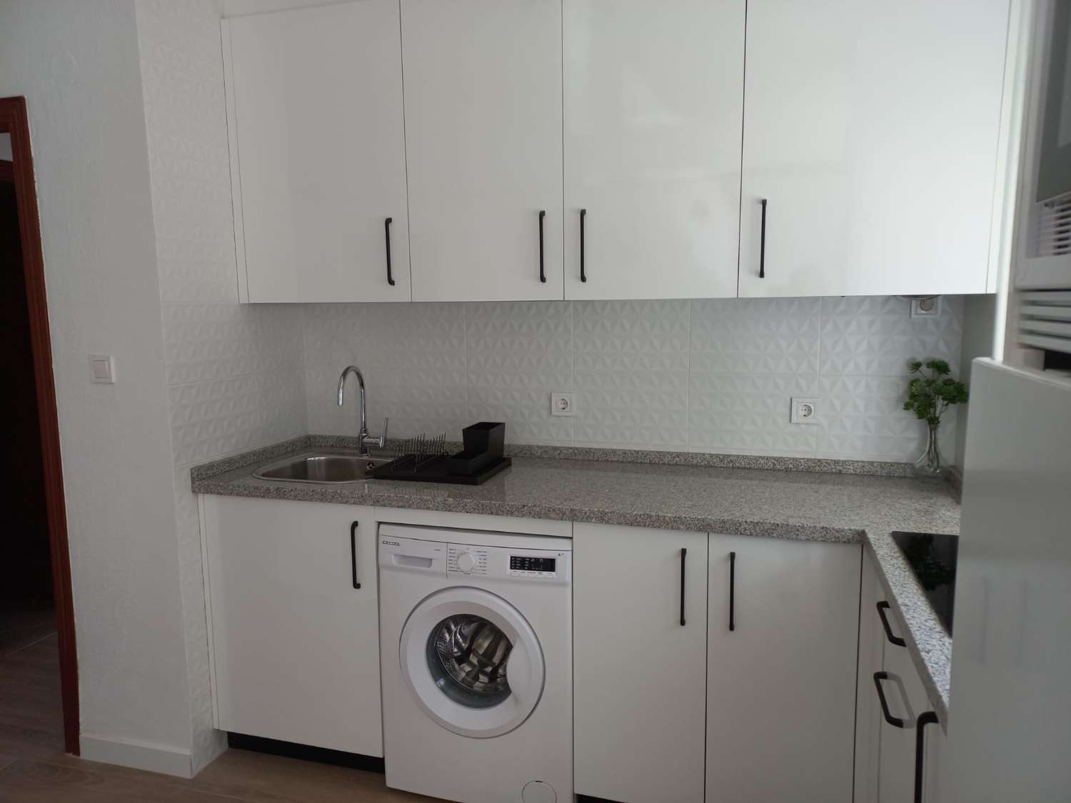 SE ALQUILA DESDE 1.9.26-30.6.27  BONITO APARTAMENTO EN 2ª LINEA DE PLAYA CON VISTAS AL MAR EN BENALMADENA