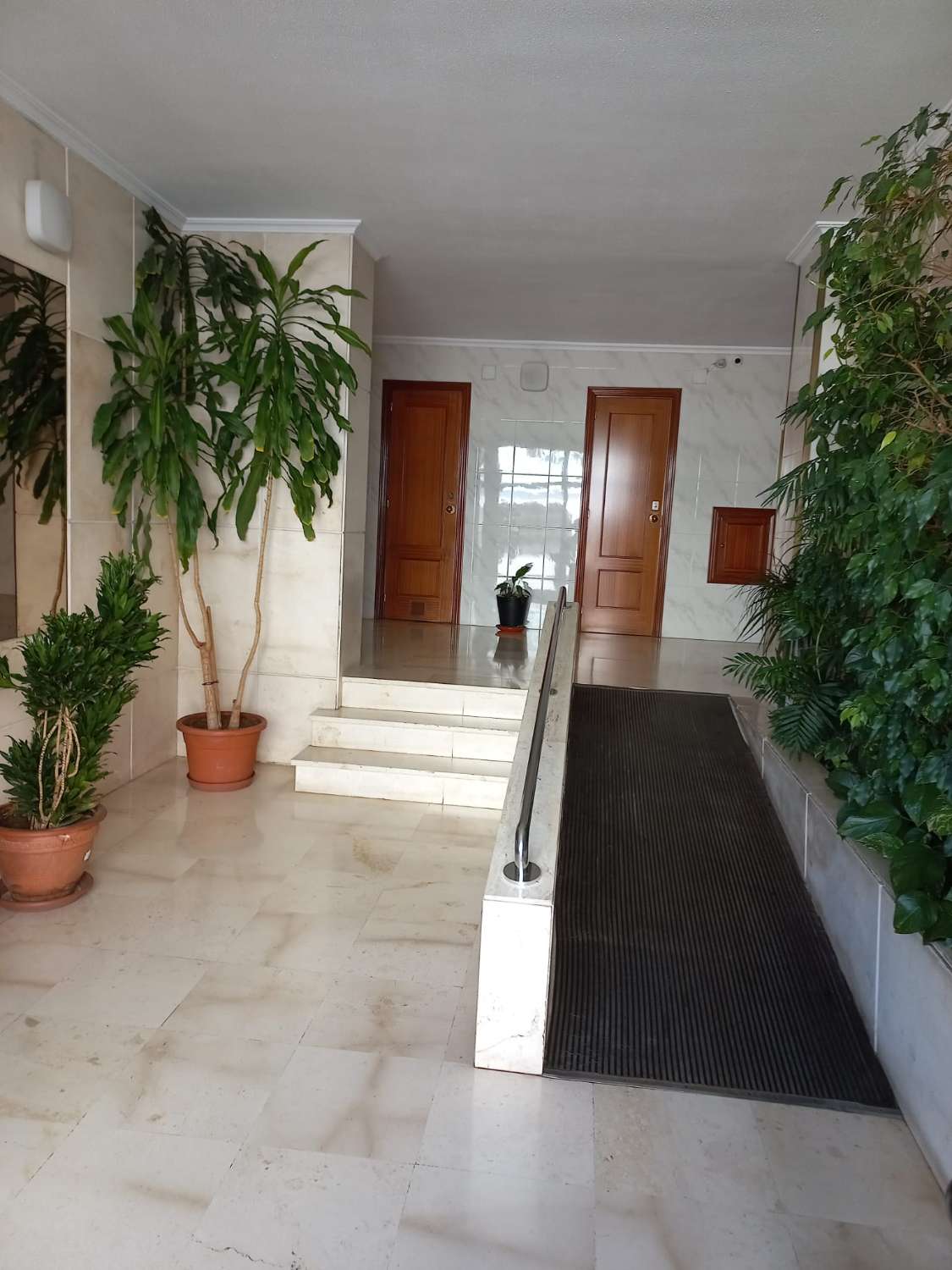 SE ALQUILA DESDE 1.9.26-30.6.27  BONITO APARTAMENTO EN 2ª LINEA DE PLAYA CON VISTAS AL MAR EN BENALMADENA