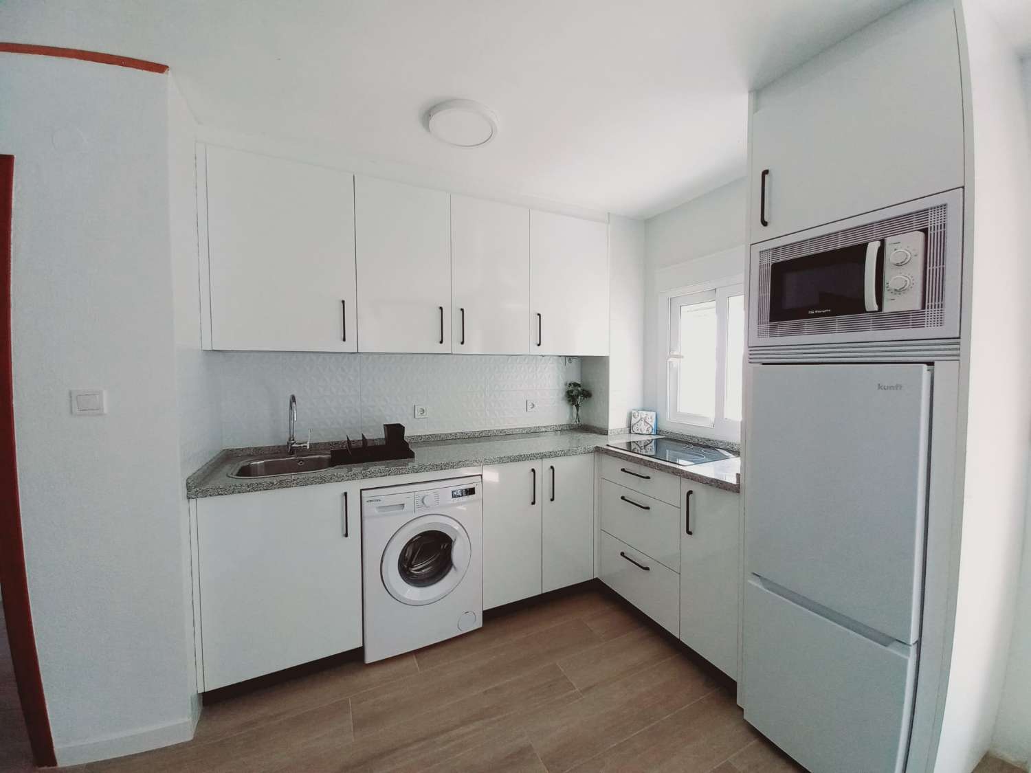 SE ALQUILA DESDE 1.9.26-30.6.27  BONITO APARTAMENTO EN 2ª LINEA DE PLAYA CON VISTAS AL MAR EN BENALMADENA