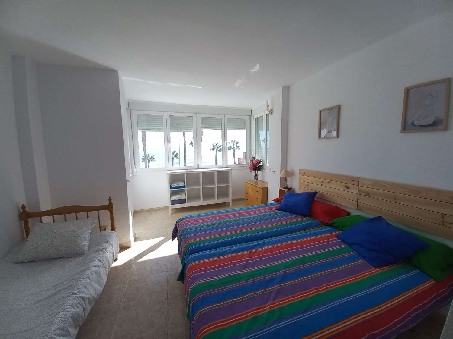 SE ALQUILA DESDE 1.9.26-30.6.27  BONITO APARTAMENTO EN 2ª LINEA DE PLAYA CON VISTAS AL MAR EN BENALMADENA