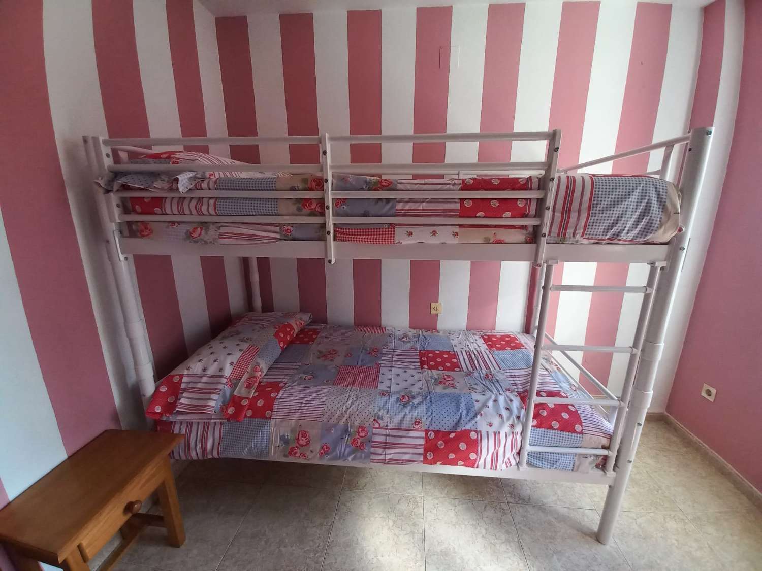 SE ALQUILA DESDE 1.9.26-30.6.27  BONITO APARTAMENTO EN 2ª LINEA DE PLAYA CON VISTAS AL MAR EN BENALMADENA