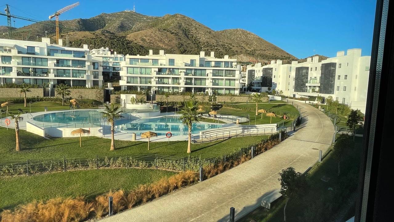 se vende magnifico apartamento en el Higueron con vistas al mar