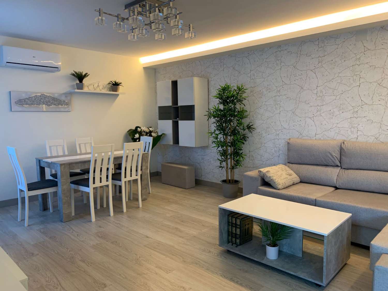 Se alquila por  Se alquila por larga temporada bonito chalet adosado muy cerca de Puerto Marina (Benalmádena)