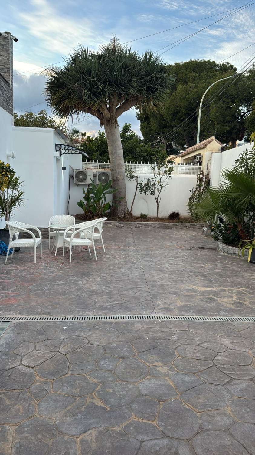 Se alquila por  Se alquila por larga temporada bonito chalet adosado muy cerca de Puerto Marina (Benalmádena)