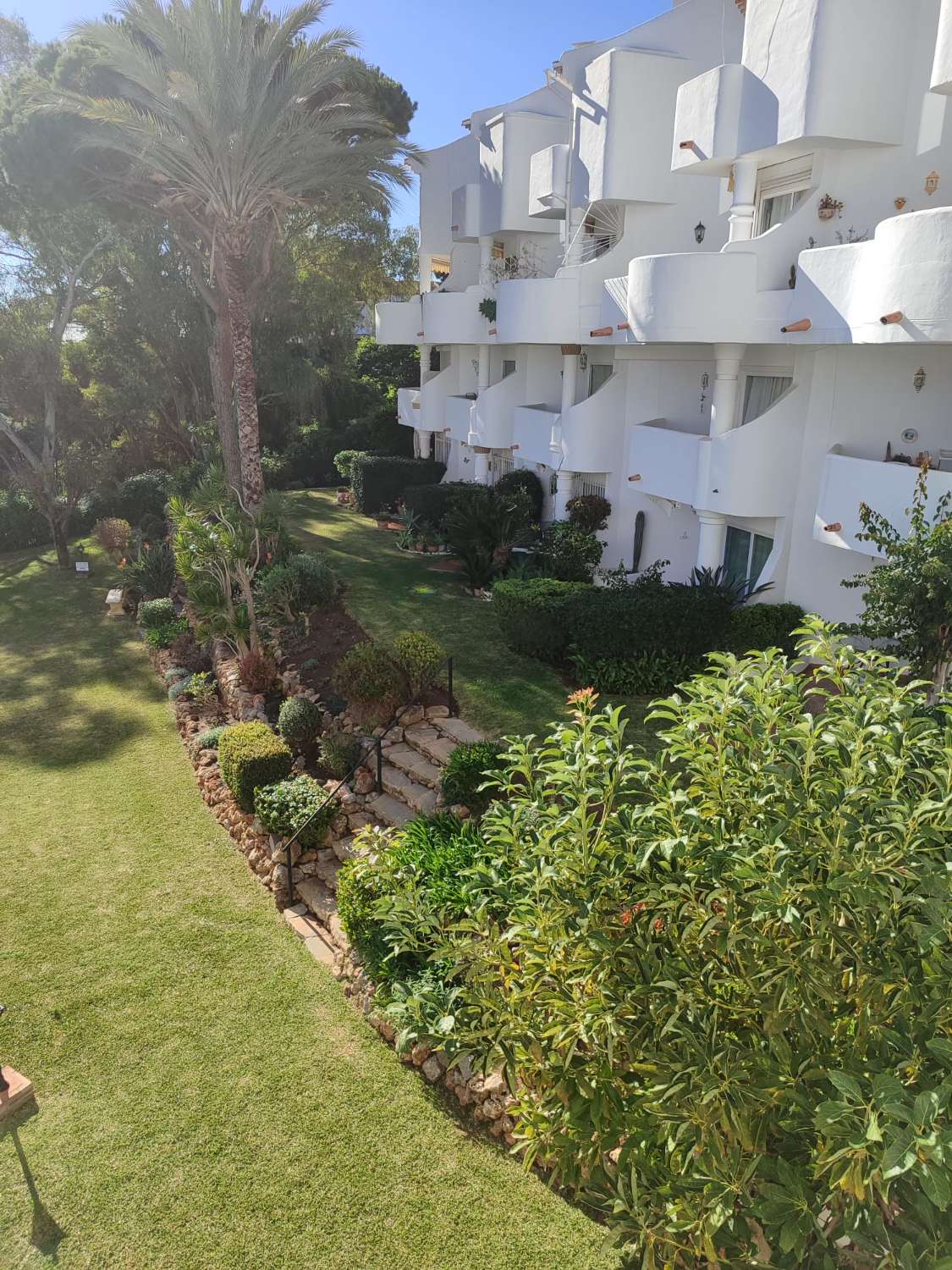 SE VENDE BONITO  DUPLEX AMUEBLADO CON LICENCIA TURISTICA EN CALAHONDA (MIJAS)