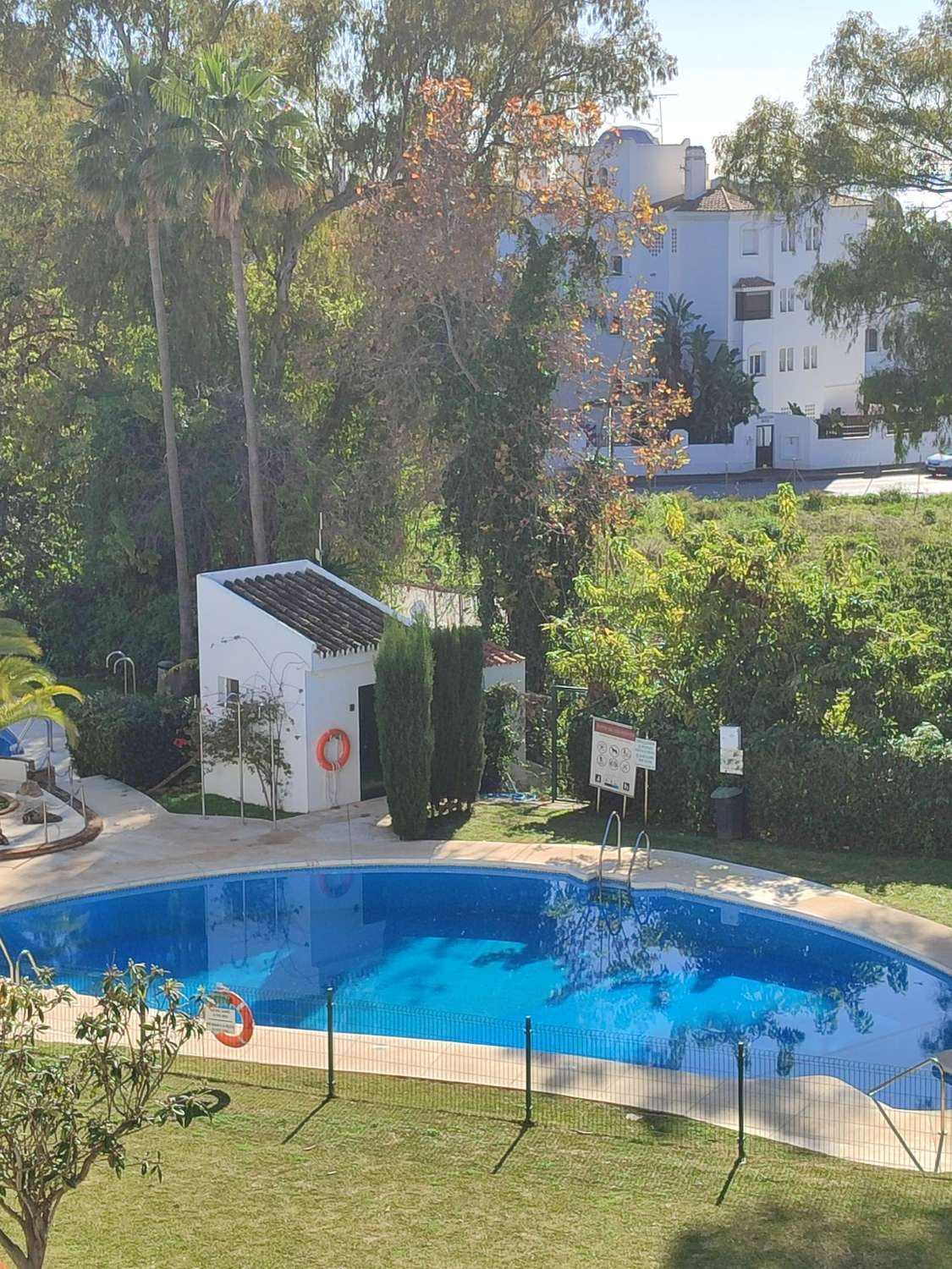 SE VENDE BONITO  DUPLEX AMUEBLADO CON LICENCIA TURISTICA EN CALAHONDA (MIJAS)