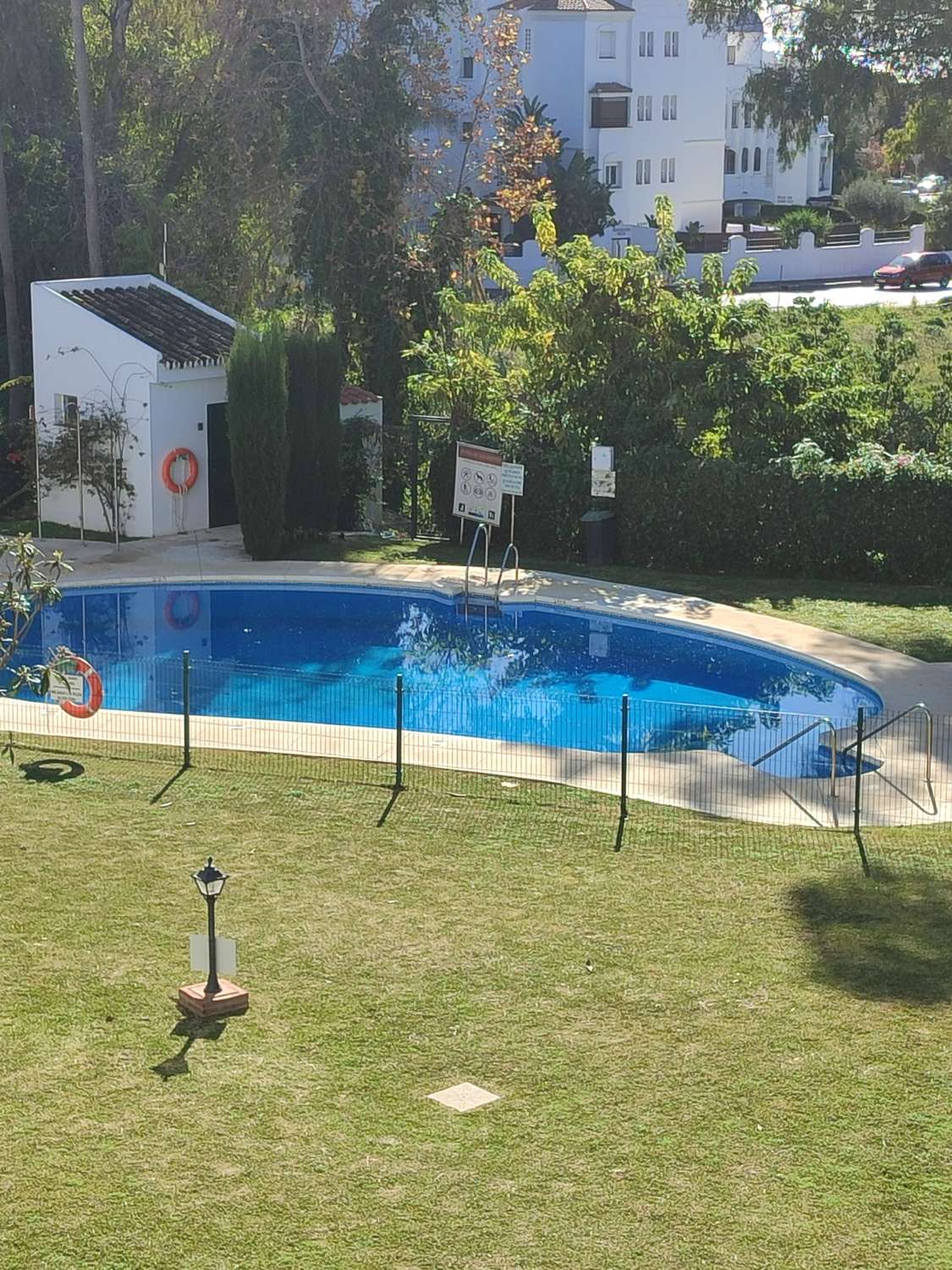 SE VENDE BONITO  DUPLEX AMUEBLADO CON LICENCIA TURISTICA EN CALAHONDA (MIJAS)