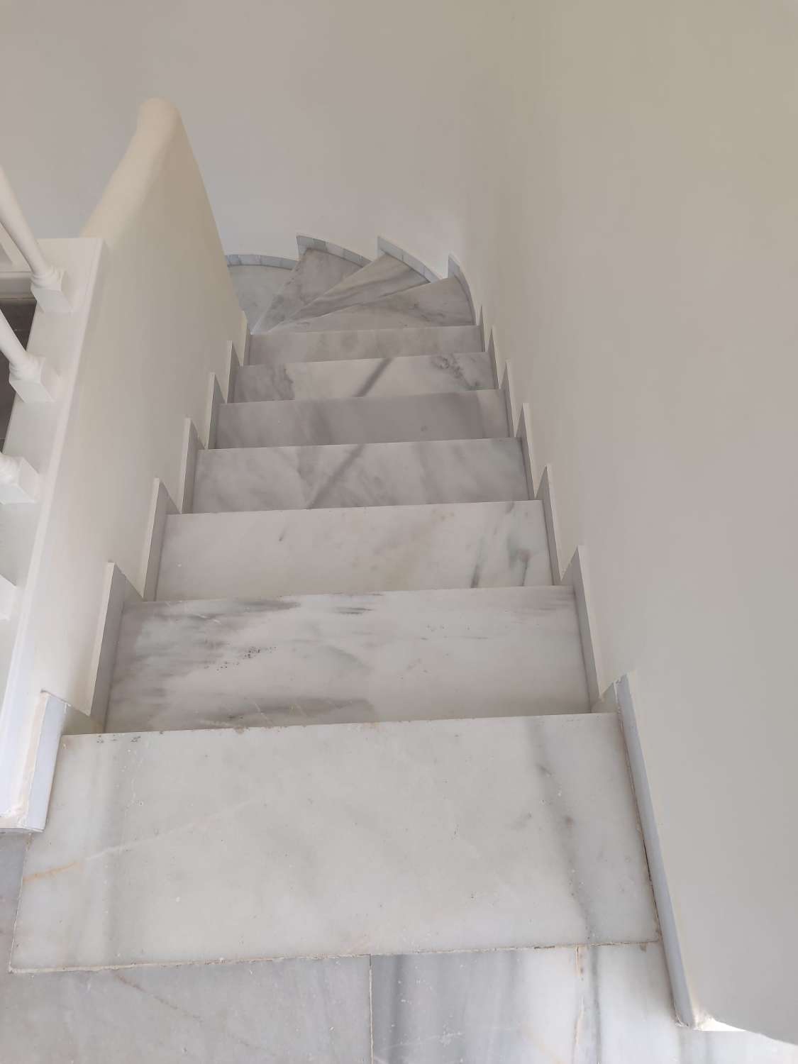 SE VENDE BONITO  DUPLEX AMUEBLADO CON LICENCIA TURISTICA EN CALAHONDA (MIJAS)