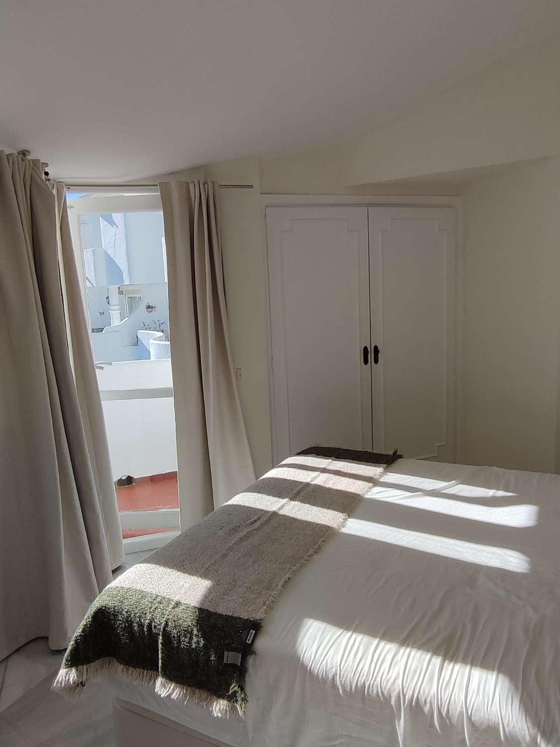 SE VENDE BONITO  DUPLEX AMUEBLADO CON LICENCIA TURISTICA EN CALAHONDA (MIJAS)