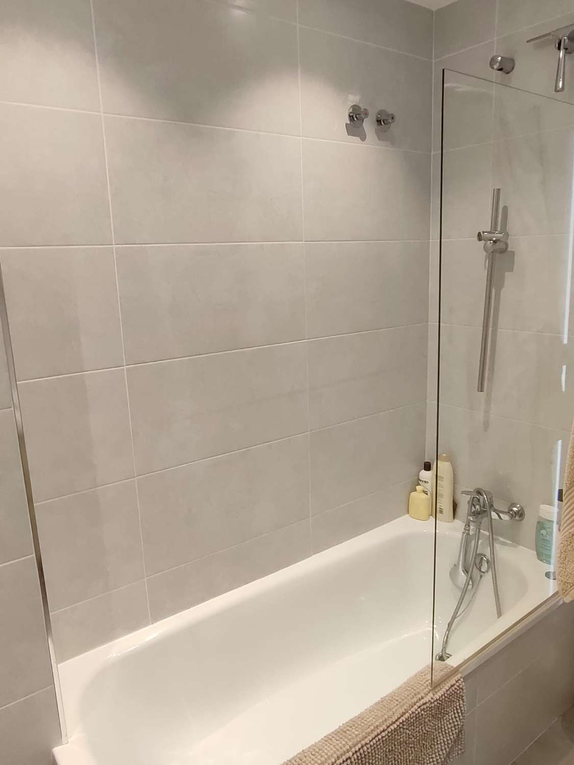 SE VENDE BONITO  DUPLEX AMUEBLADO CON LICENCIA TURISTICA EN CALAHONDA (MIJAS)