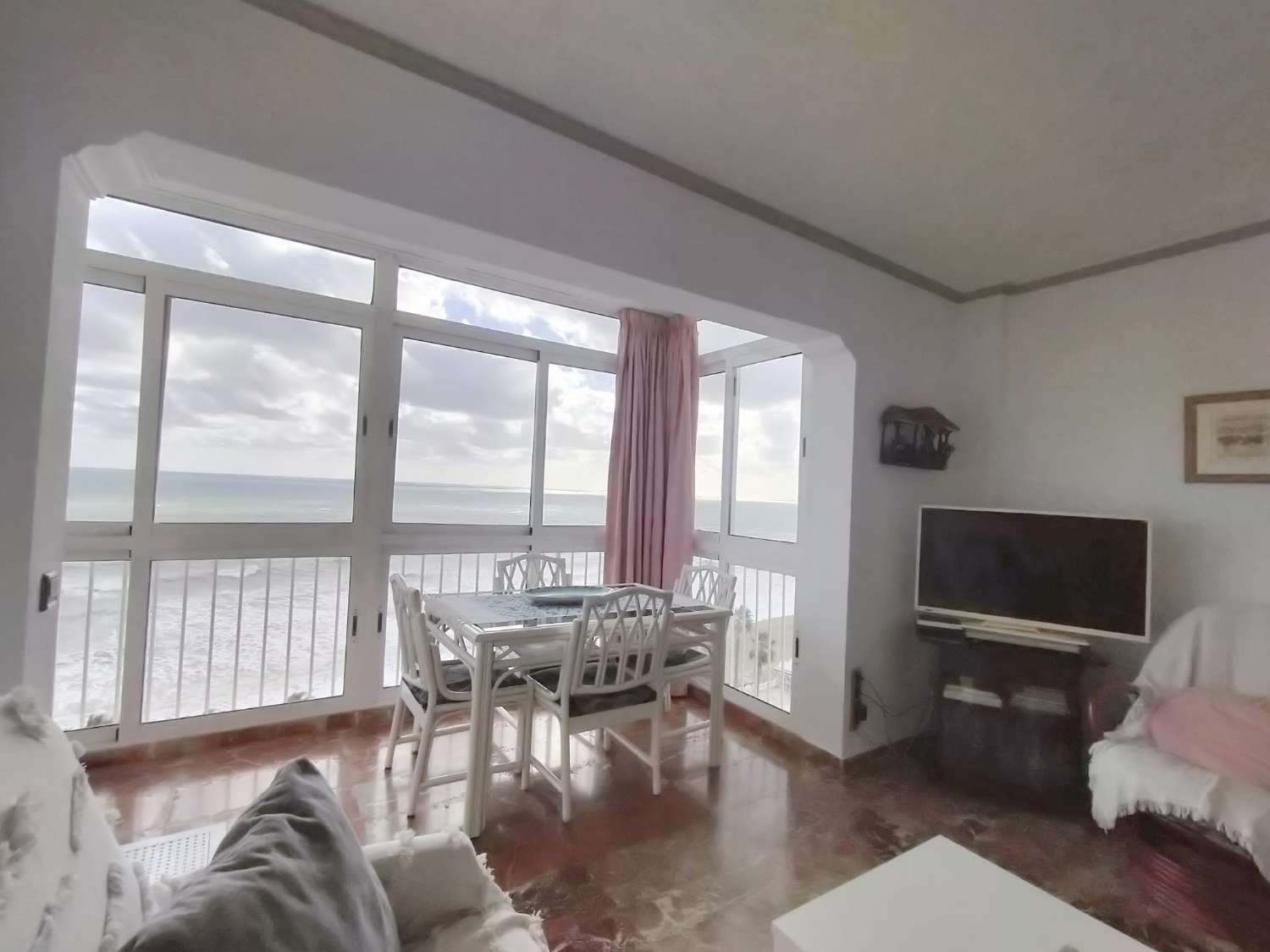 SE ALQUILA DESDE AHORA HASTA 31.5.26 Y DESDE 15.9.26-30.5.27  BONITO APARTAMENTO CON IMPRESIONANTES VISTAS AL MAR EN 1ª LINEA EN  BENALMADENA