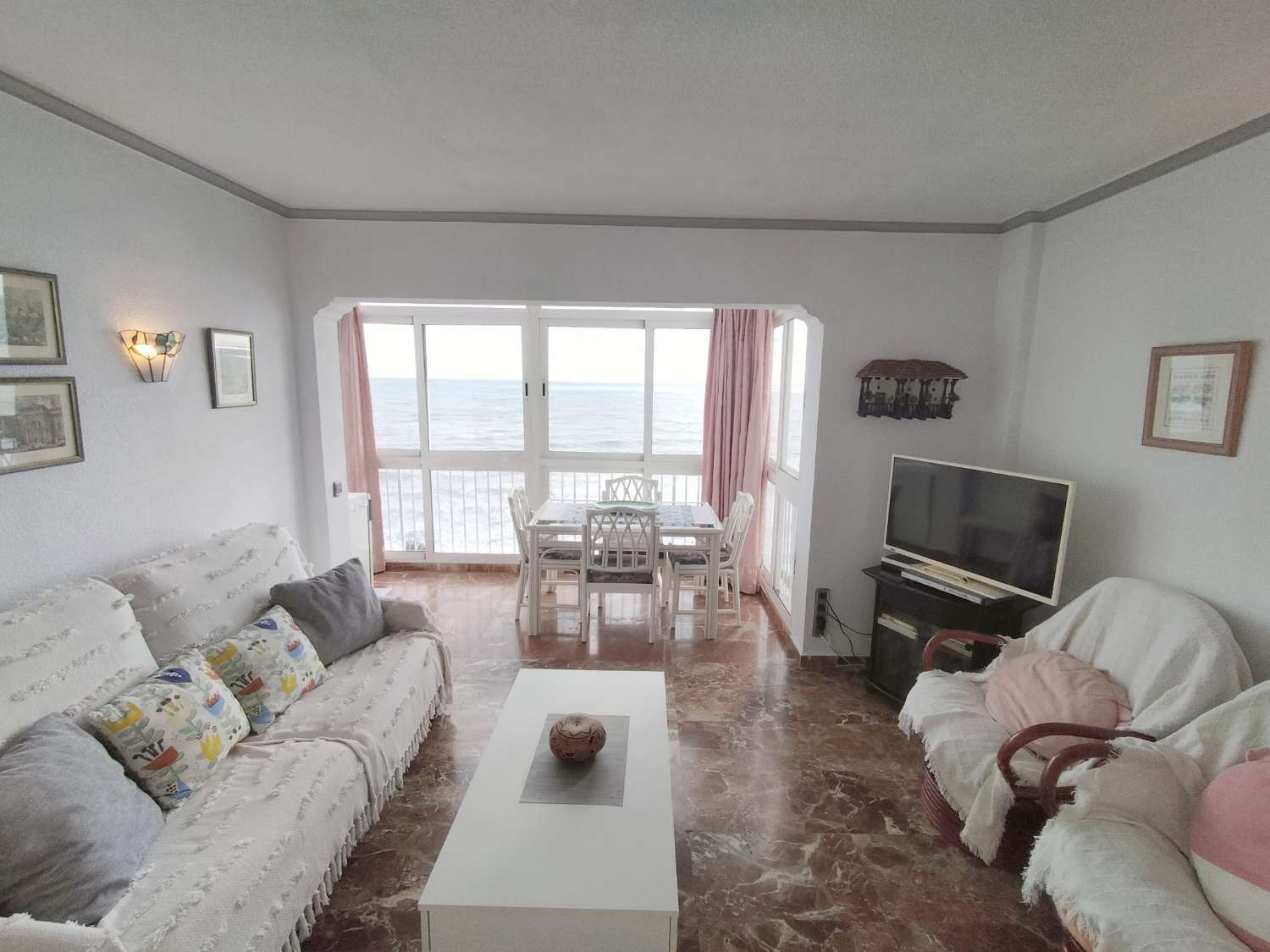 SE ALQUILA DESDE AHORA HASTA 31.5.26 Y DESDE 15.9.26-30.5.27  BONITO APARTAMENTO CON IMPRESIONANTES VISTAS AL MAR EN 1ª LINEA EN  BENALMADENA