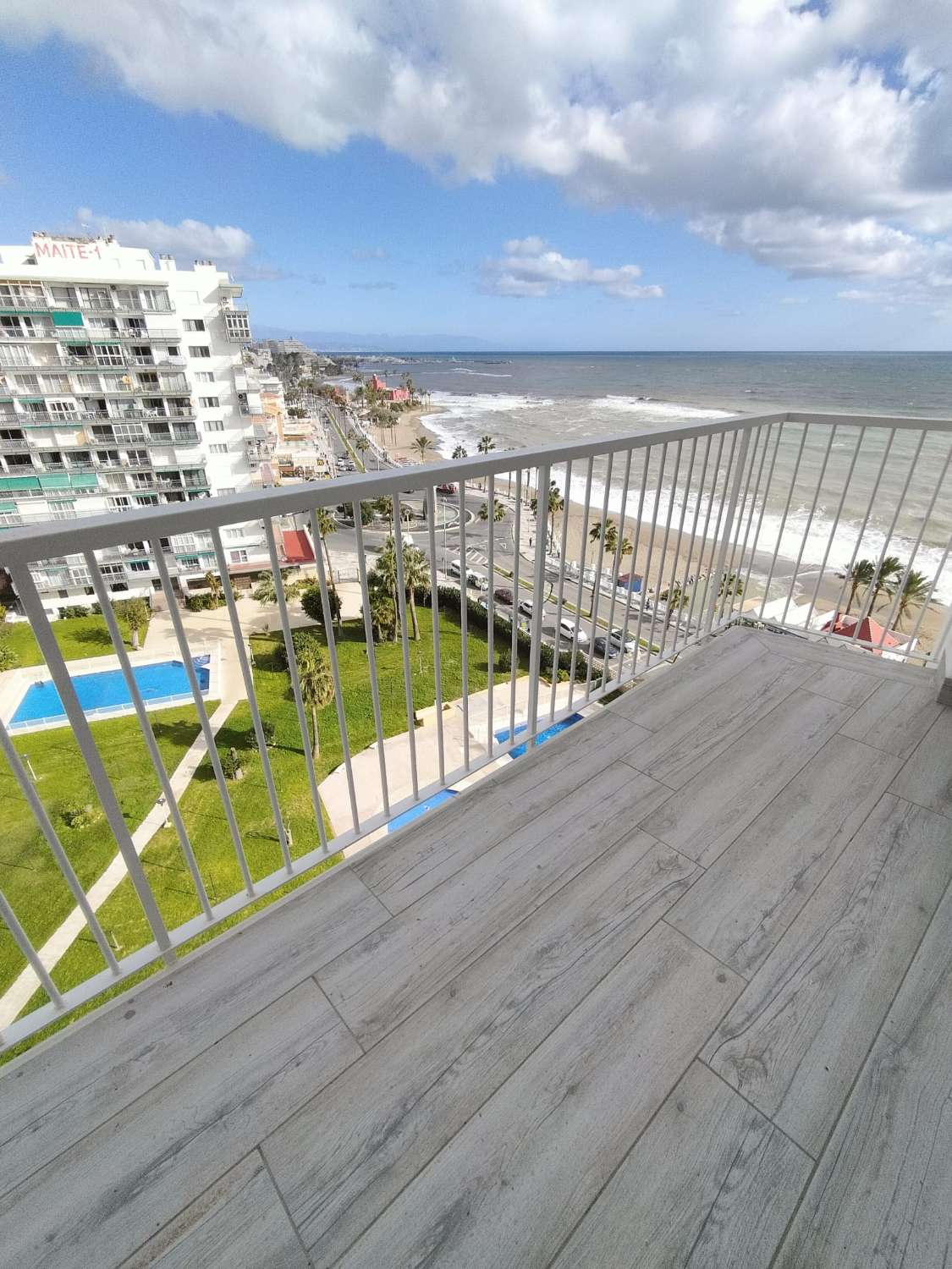 SE ALQUILA DESDE AHORA HASTA 31.5.26 Y DESDE 15.9.26-30.5.27  BONITO APARTAMENTO CON IMPRESIONANTES VISTAS AL MAR EN 1ª LINEA EN  BENALMADENA