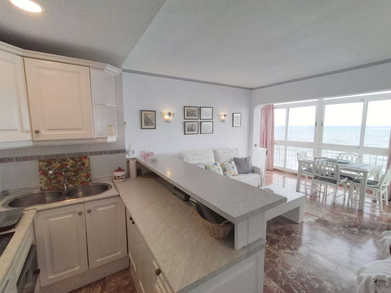 SE ALQUILA DESDE AHORA HASTA 31.5.26 Y DESDE 15.9.26-30.5.27  BONITO APARTAMENTO CON IMPRESIONANTES VISTAS AL MAR EN 1ª LINEA EN  BENALMADENA