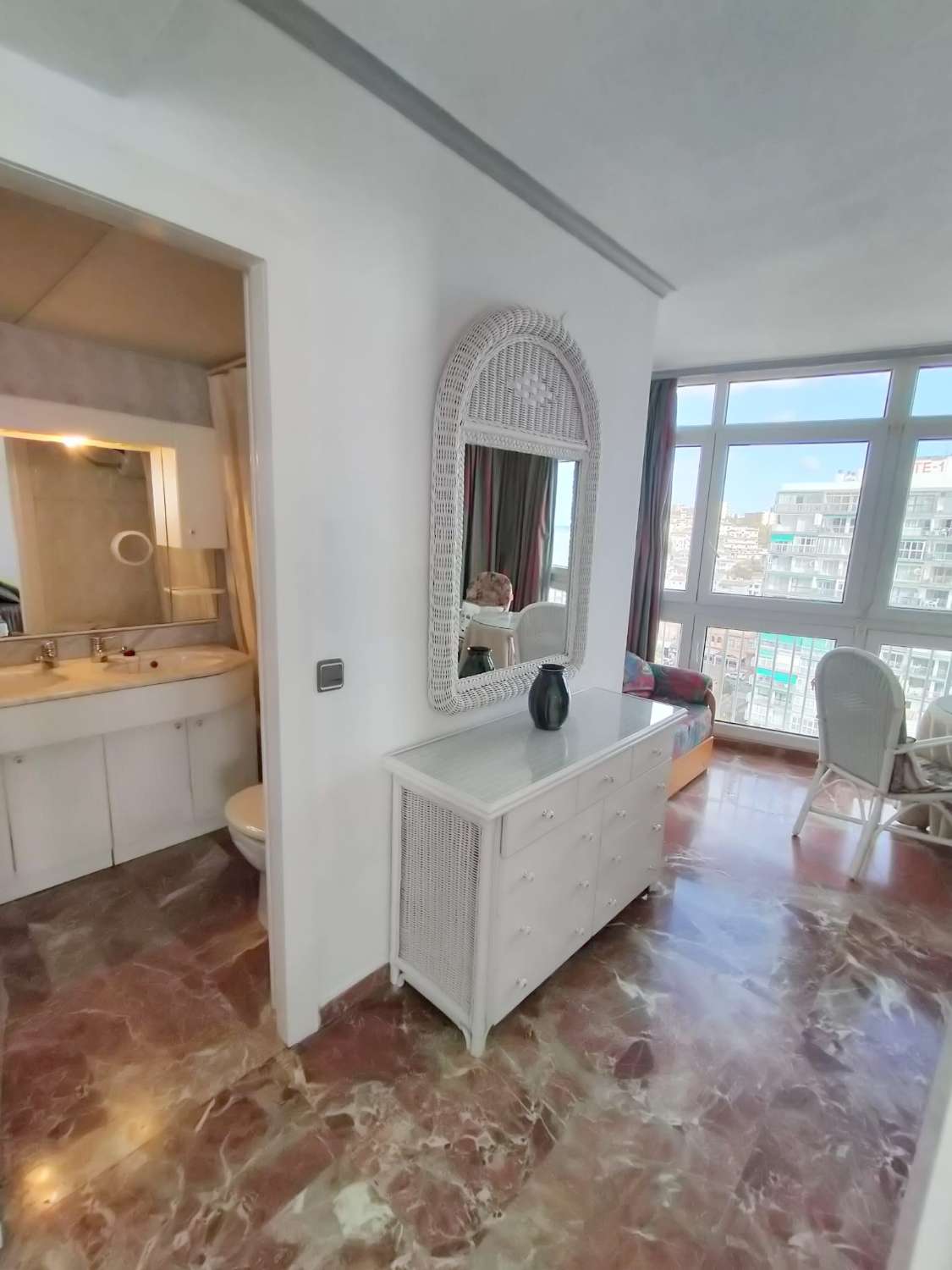 SE ALQUILA DESDE AHORA HASTA 31.5.26 Y DESDE 15.9.26-30.5.27  BONITO APARTAMENTO CON IMPRESIONANTES VISTAS AL MAR EN 1ª LINEA EN  BENALMADENA
