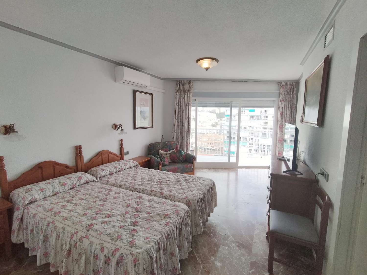 SE ALQUILA DESDE AHORA HASTA 31.5.26 Y DESDE 15.9.26-30.5.27  BONITO APARTAMENTO CON IMPRESIONANTES VISTAS AL MAR EN 1ª LINEA EN  BENALMADENA