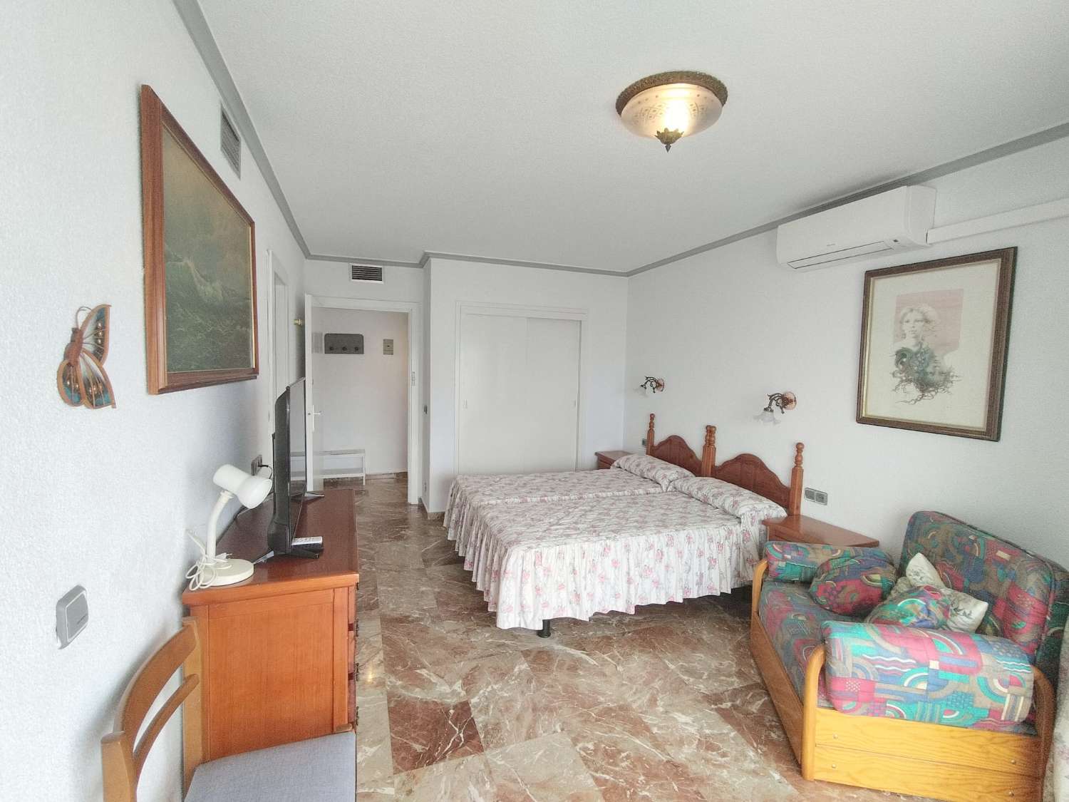 SE ALQUILA DESDE AHORA HASTA 31.5.26 Y DESDE 15.9.26-30.5.27  BONITO APARTAMENTO CON IMPRESIONANTES VISTAS AL MAR EN 1ª LINEA EN  BENALMADENA