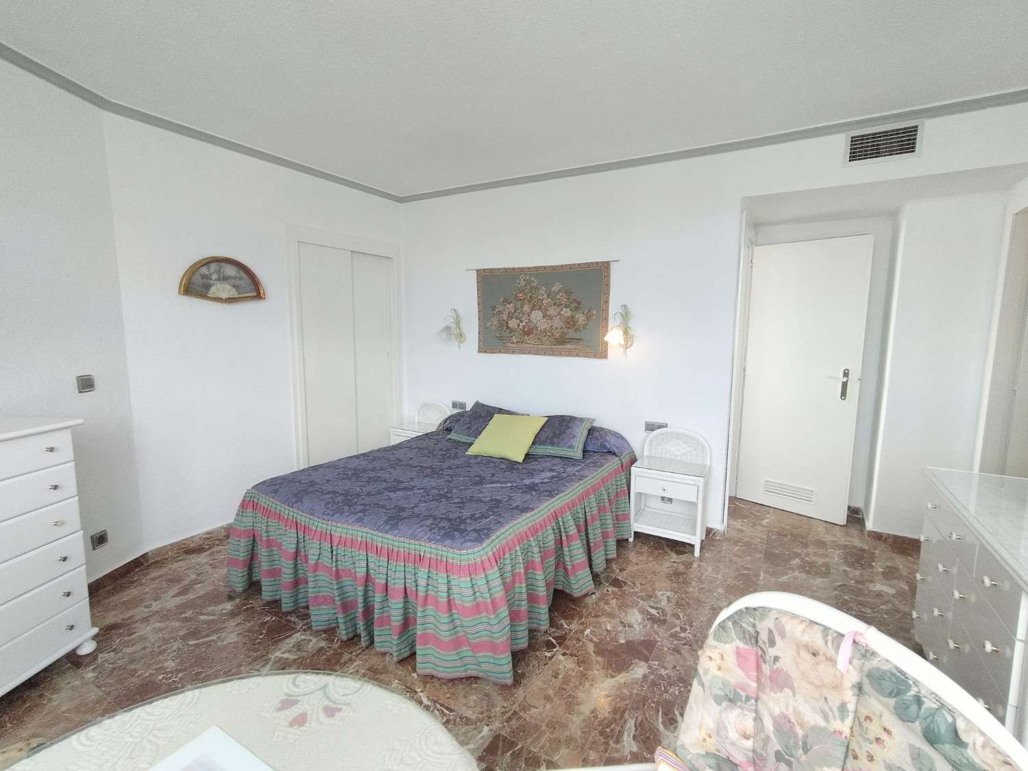 SE ALQUILA DESDE AHORA HASTA 31.5.26 Y DESDE 15.9.26-30.5.27  BONITO APARTAMENTO CON IMPRESIONANTES VISTAS AL MAR EN 1ª LINEA EN  BENALMADENA