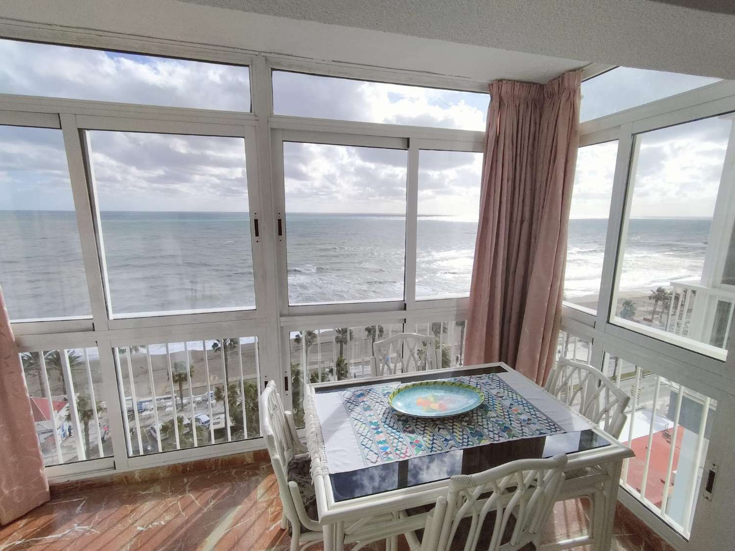 SE ALQUILA DESDE AHORA HASTA 31.5.26 Y DESDE 15.9.26-30.5.27  BONITO APARTAMENTO CON IMPRESIONANTES VISTAS AL MAR EN 1ª LINEA EN  BENALMADENA