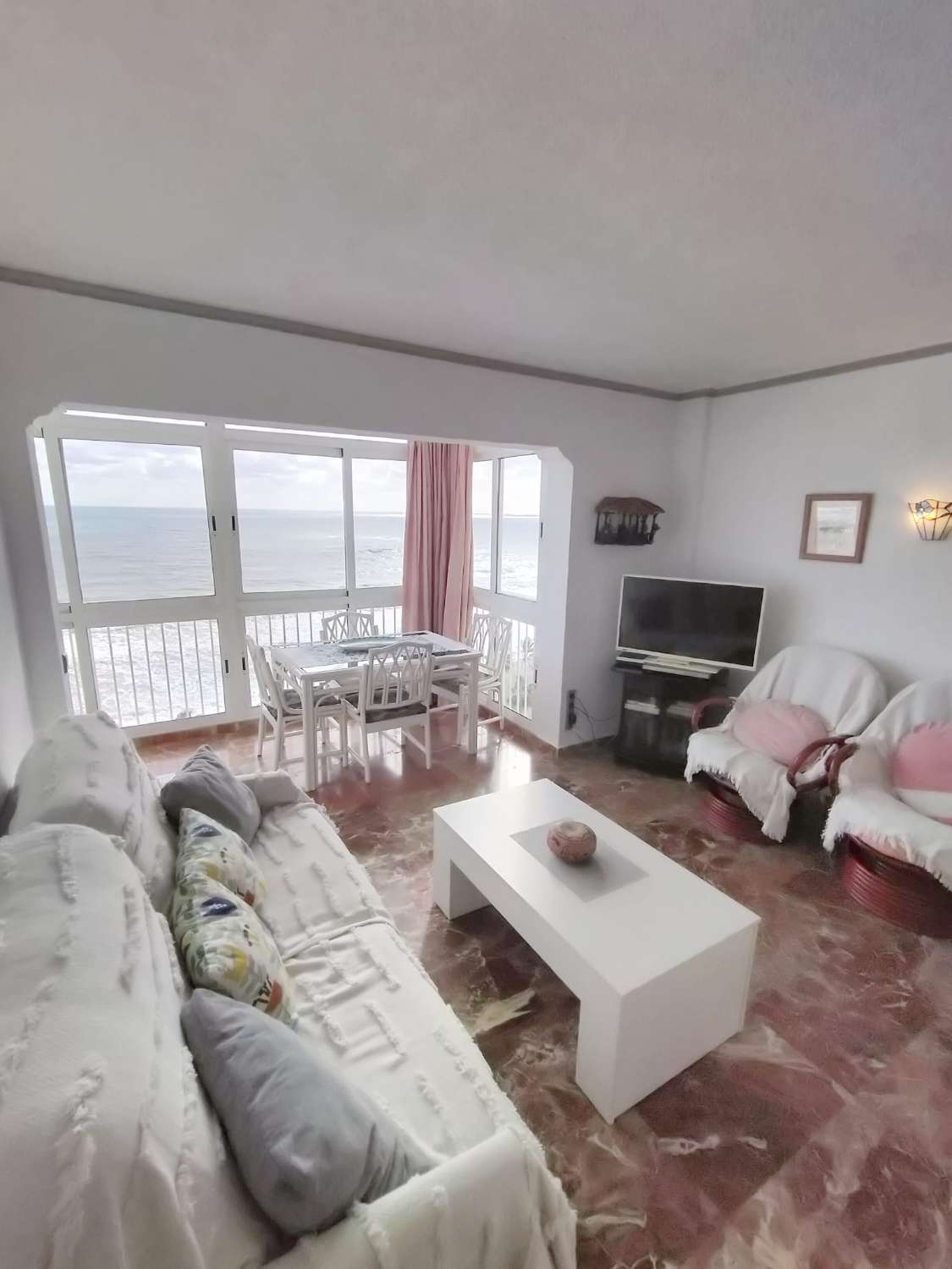 SE ALQUILA DESDE AHORA HASTA 31.5.26 Y DESDE 15.9.26-30.5.27  BONITO APARTAMENTO CON IMPRESIONANTES VISTAS AL MAR EN 1ª LINEA EN  BENALMADENA