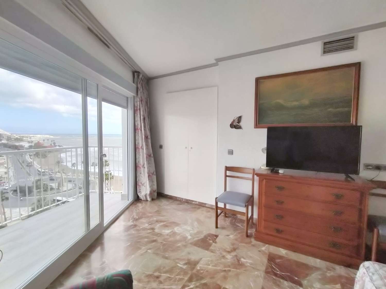SE ALQUILA DESDE AHORA HASTA 31.5.26 Y DESDE 15.9.26-30.5.27  BONITO APARTAMENTO CON IMPRESIONANTES VISTAS AL MAR EN 1ª LINEA EN  BENALMADENA