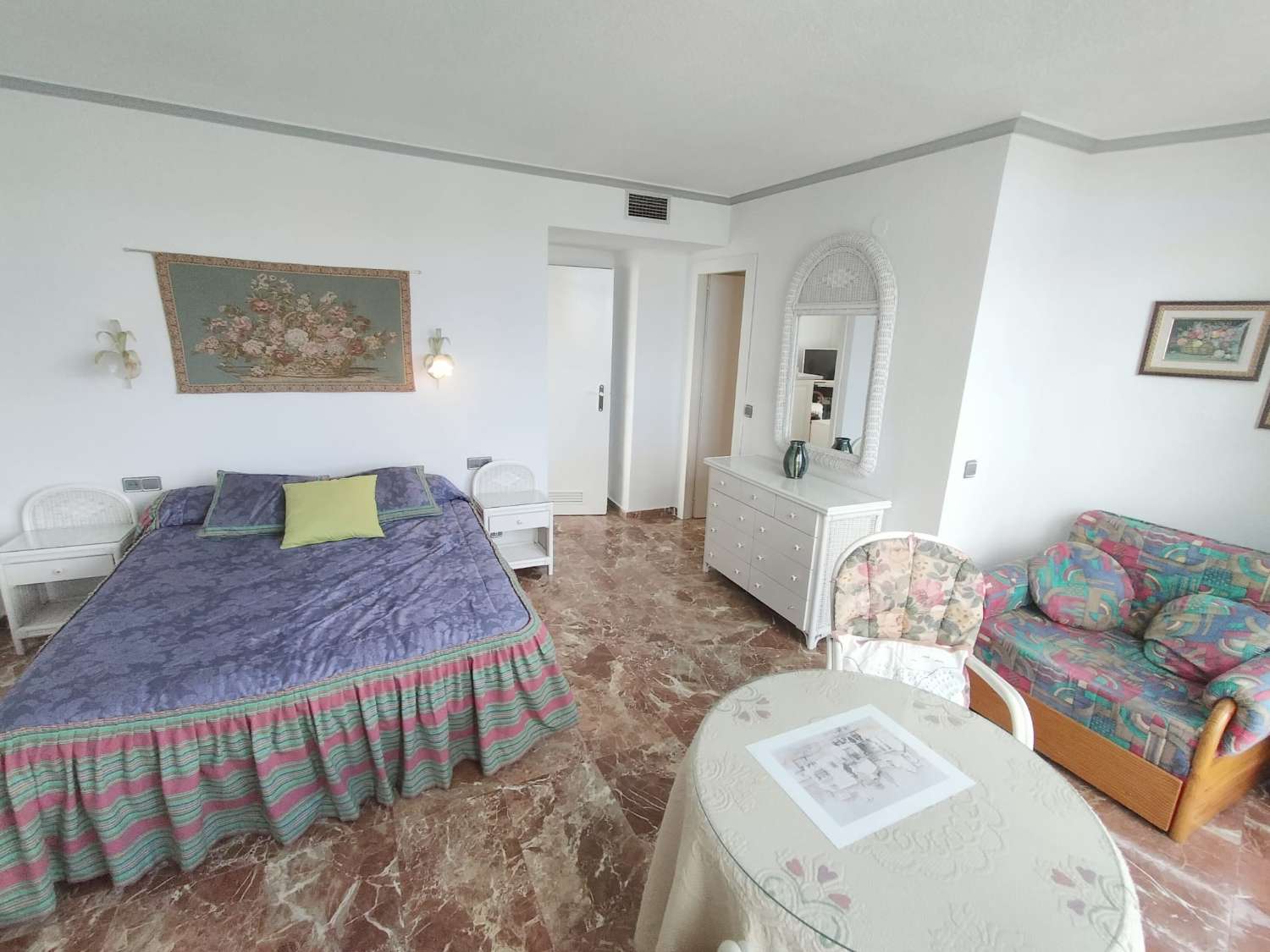 SE ALQUILA DESDE AHORA HASTA 31.5.26 Y DESDE 15.9.26-30.5.27  BONITO APARTAMENTO CON IMPRESIONANTES VISTAS AL MAR EN 1ª LINEA EN  BENALMADENA